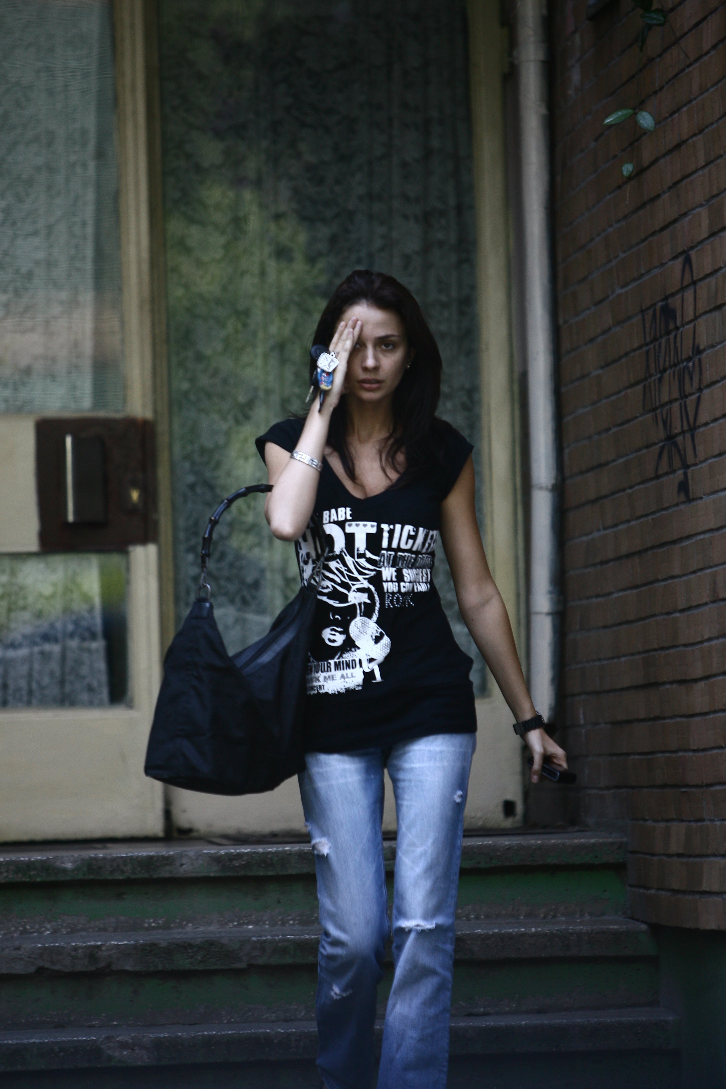 Dupa prima noapte de amor consumata in apartamentul lui Chivu, cei doi au parasit imobilul pe rand pentru a nu da de banuit