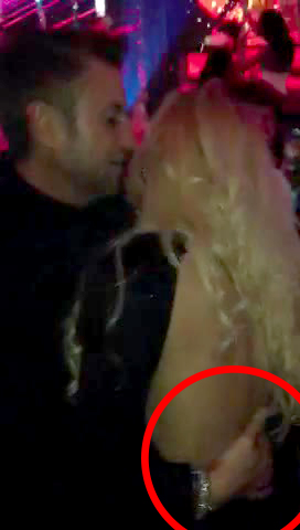 Mana designerului aluneca de fiecare data pe posteriorul cantaretei