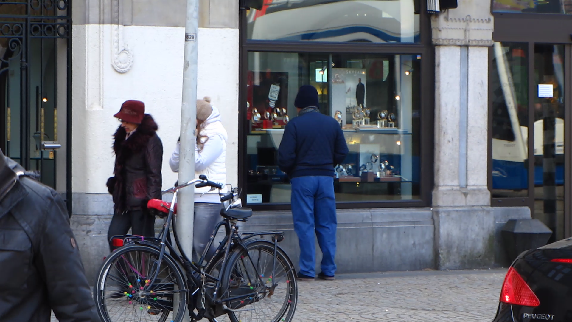 Pare greu de crezut, dar barbatul care se uita curios in vitrina este Giovani Becali