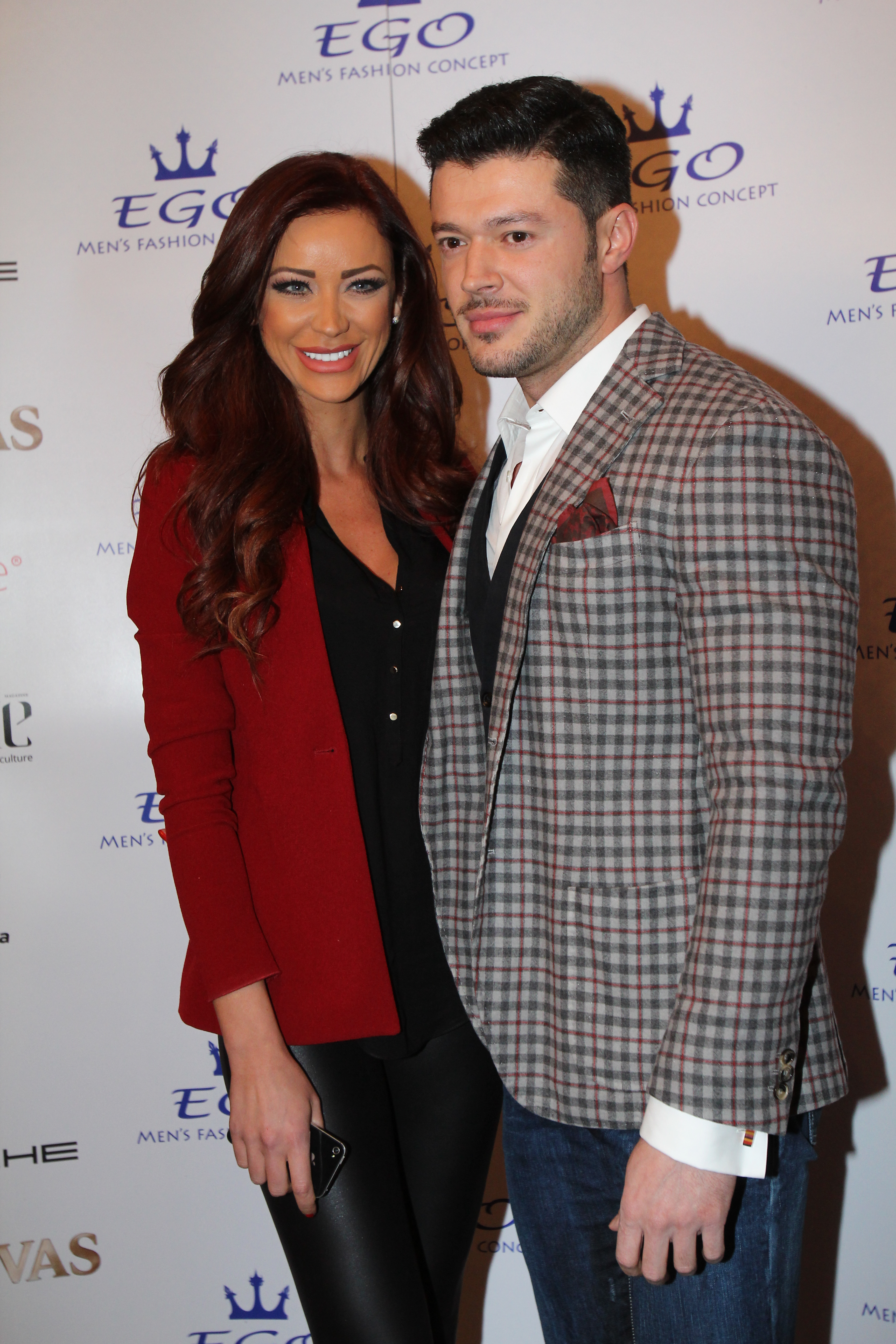 Aparent pusa la patru ace, la venire, Bianca zambea larg la bratul iubitului ei, Victor Slav, si statea la poze