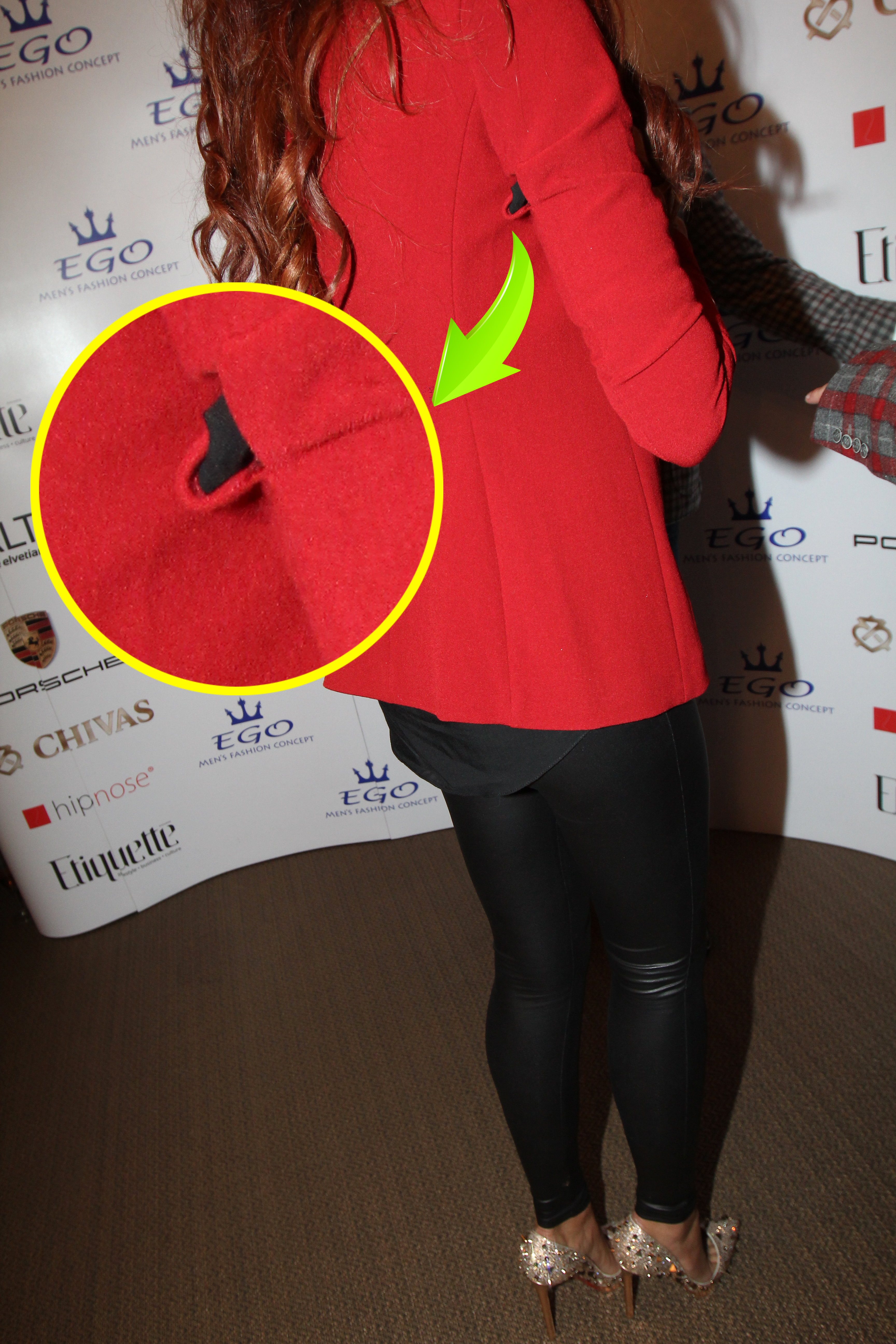 In momentul in care s-a rotit pe calcaie, Bianca a scos la iveala gaura uriasa din sacou, prin care iesea captuseala