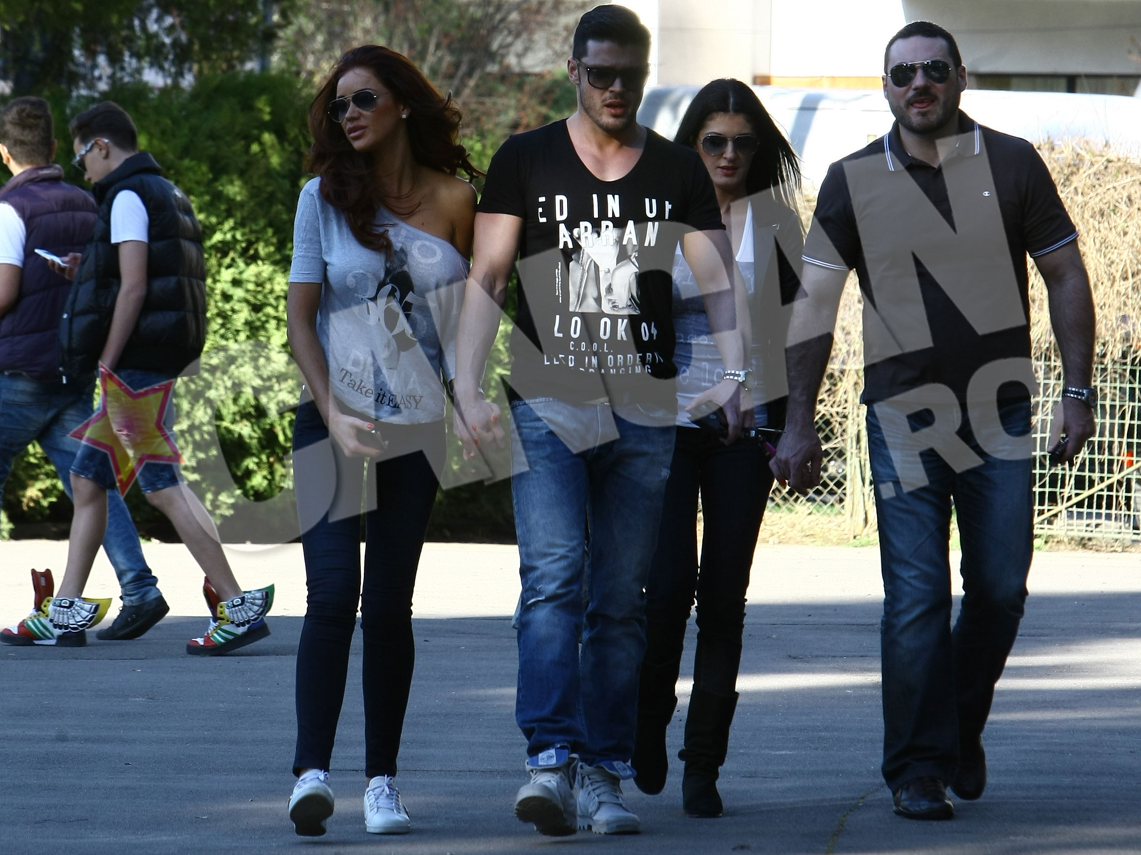 Cei doi, insotiti de prieteni, ies din restaurant dupa doua ore