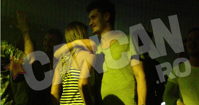 Pasul3: O cuprinzi delicat in brate