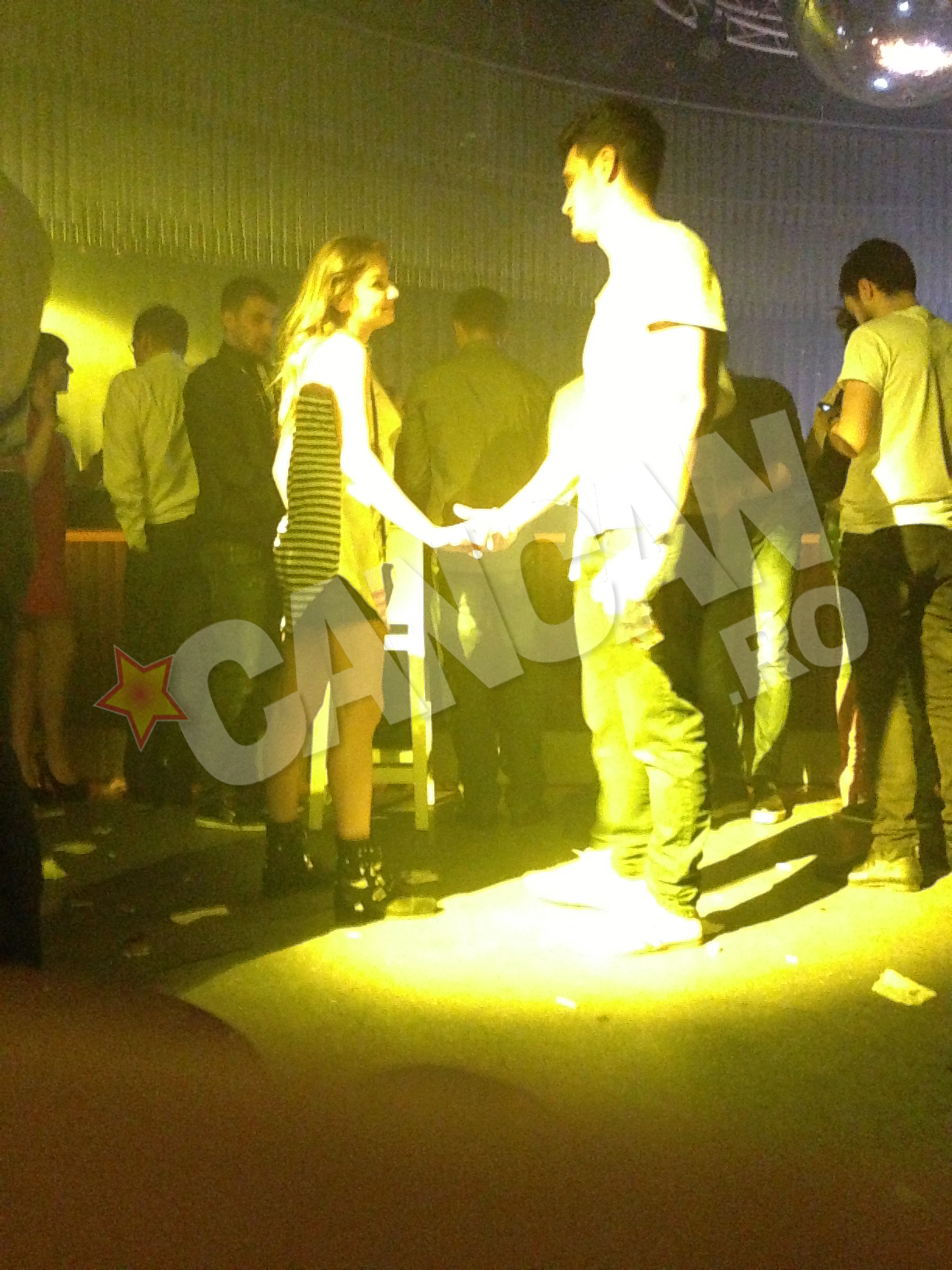 Pasul 1: O privesti fix in ochi si o iei de mana