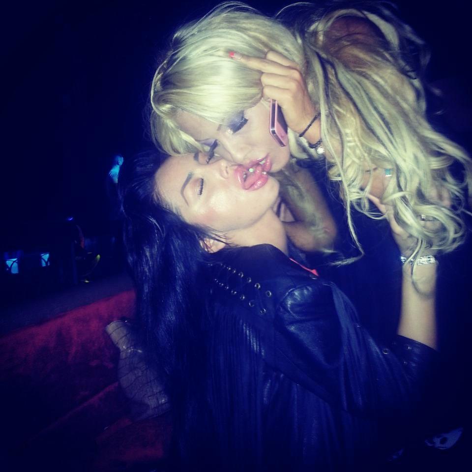 Cele doua prietene isi ating buzele si limbile