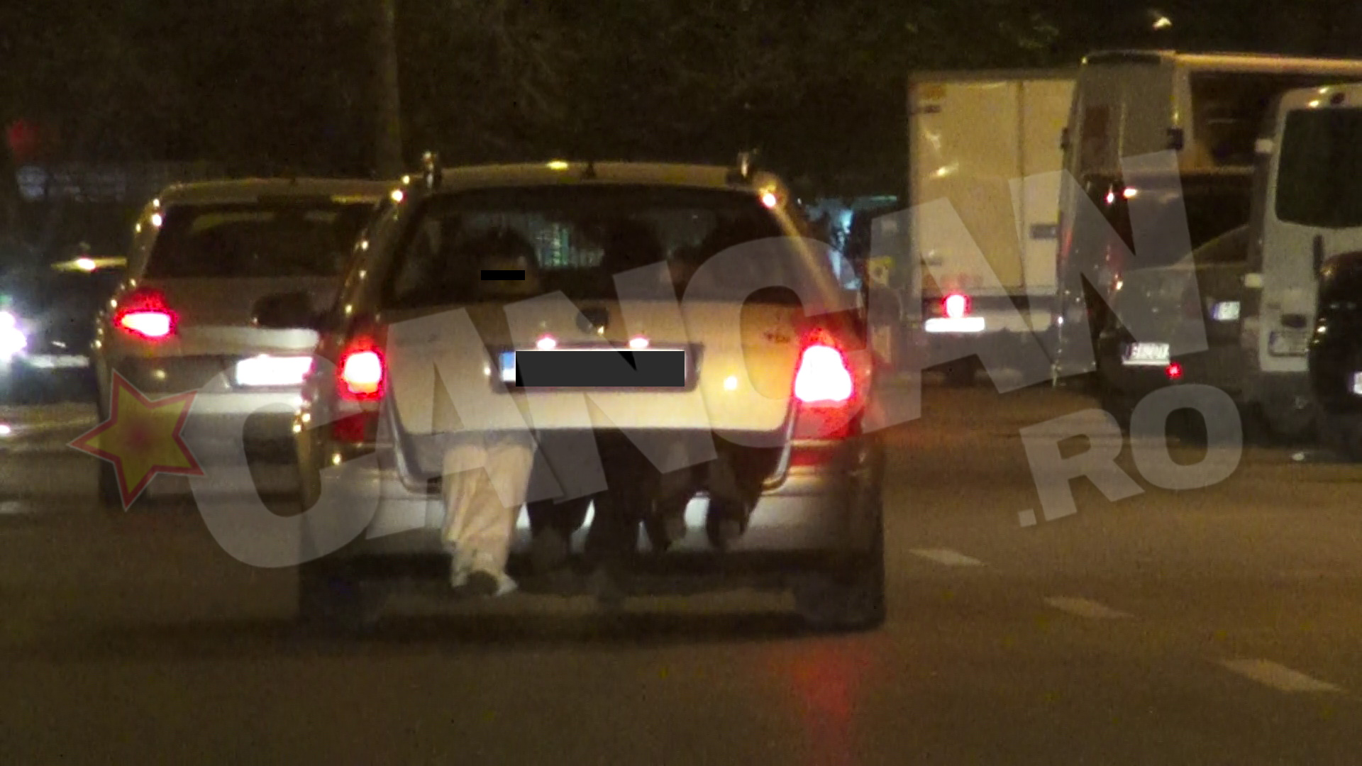 Soferilor nu le-a venit sa creada cand au vazut 6 picioare atarnand din portbagajul masinii!