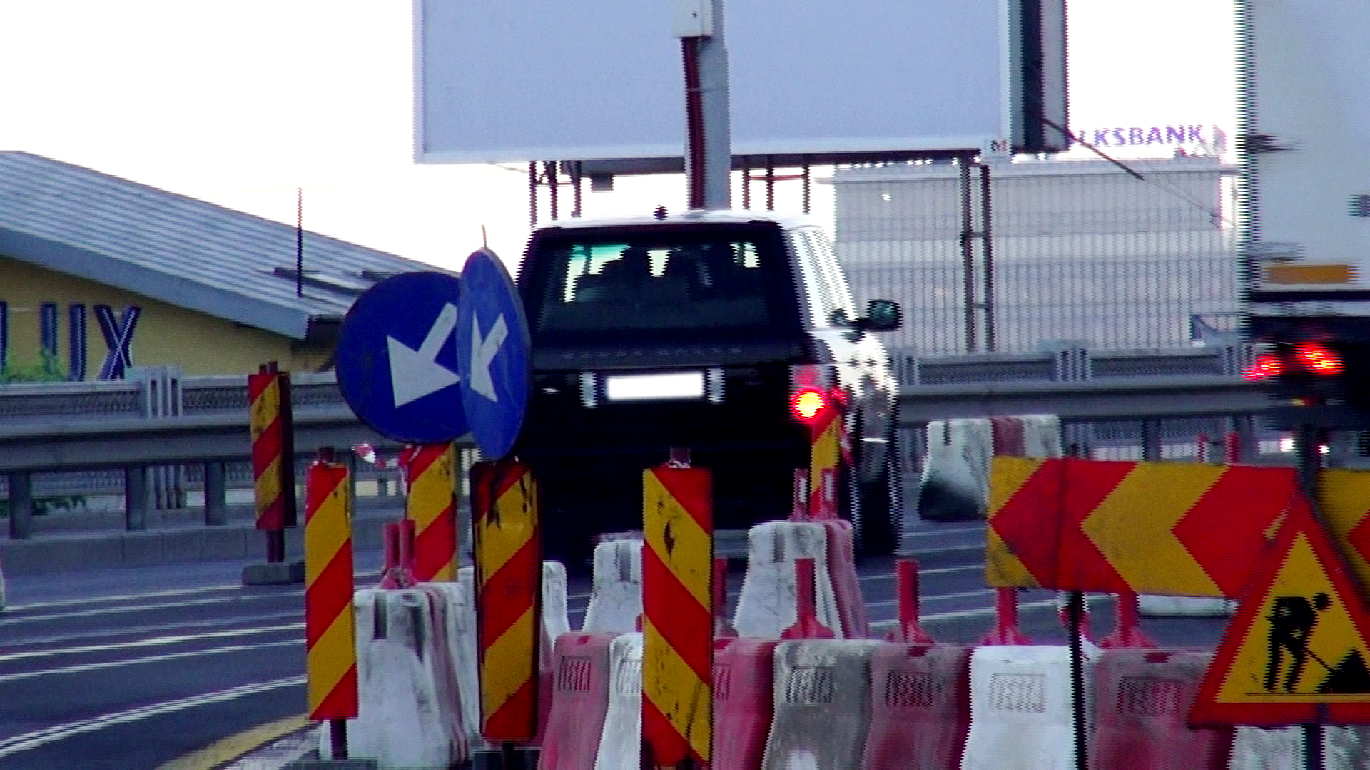 Masina in care se aflau fostul iubit al Annei Lesko si stelistii a urcat podul....in pasi de dans!