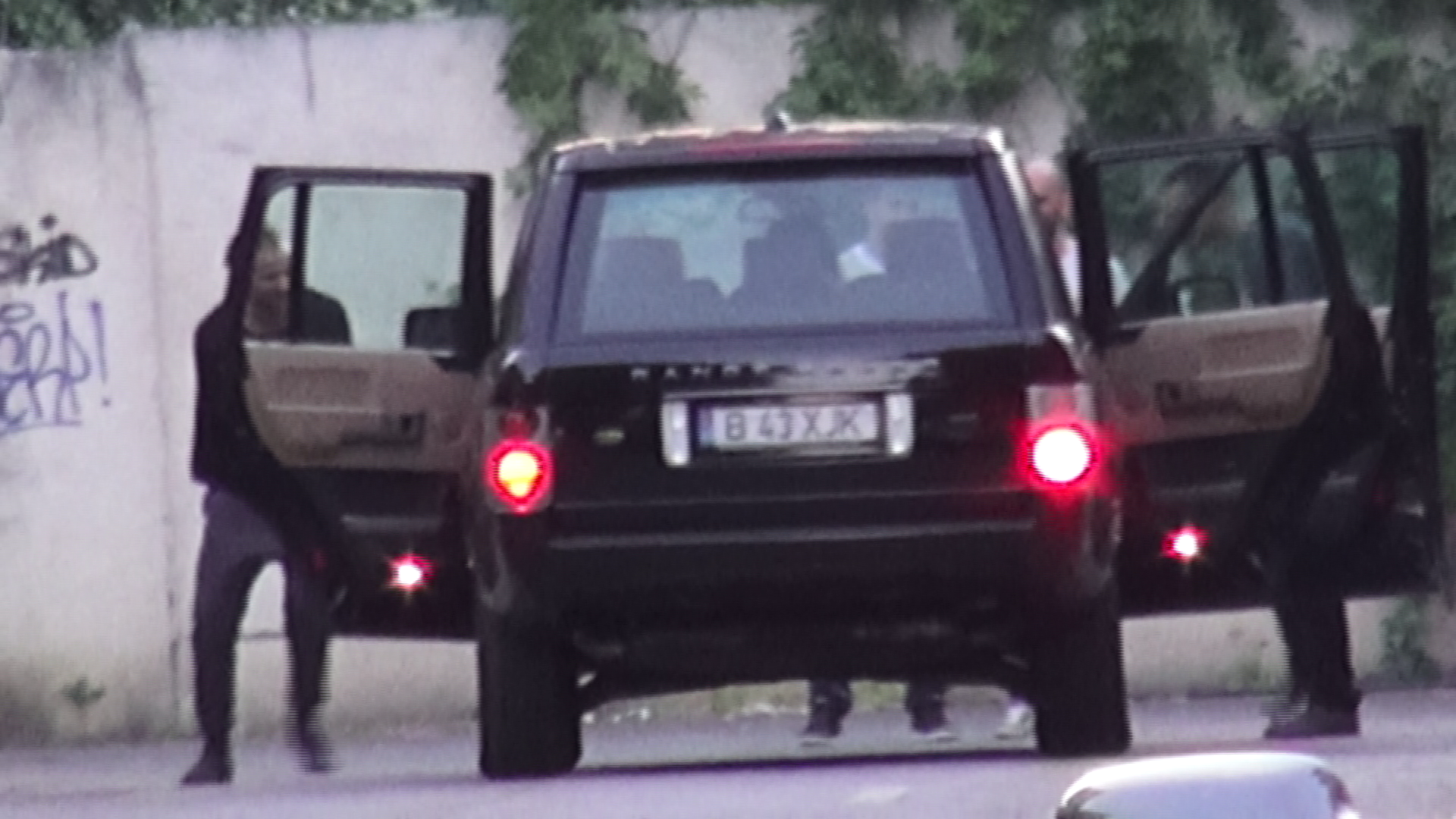 Liviu Moreanu si partenerii lui de distractie au coborat din automobil in hohote de ras si au evaluat 