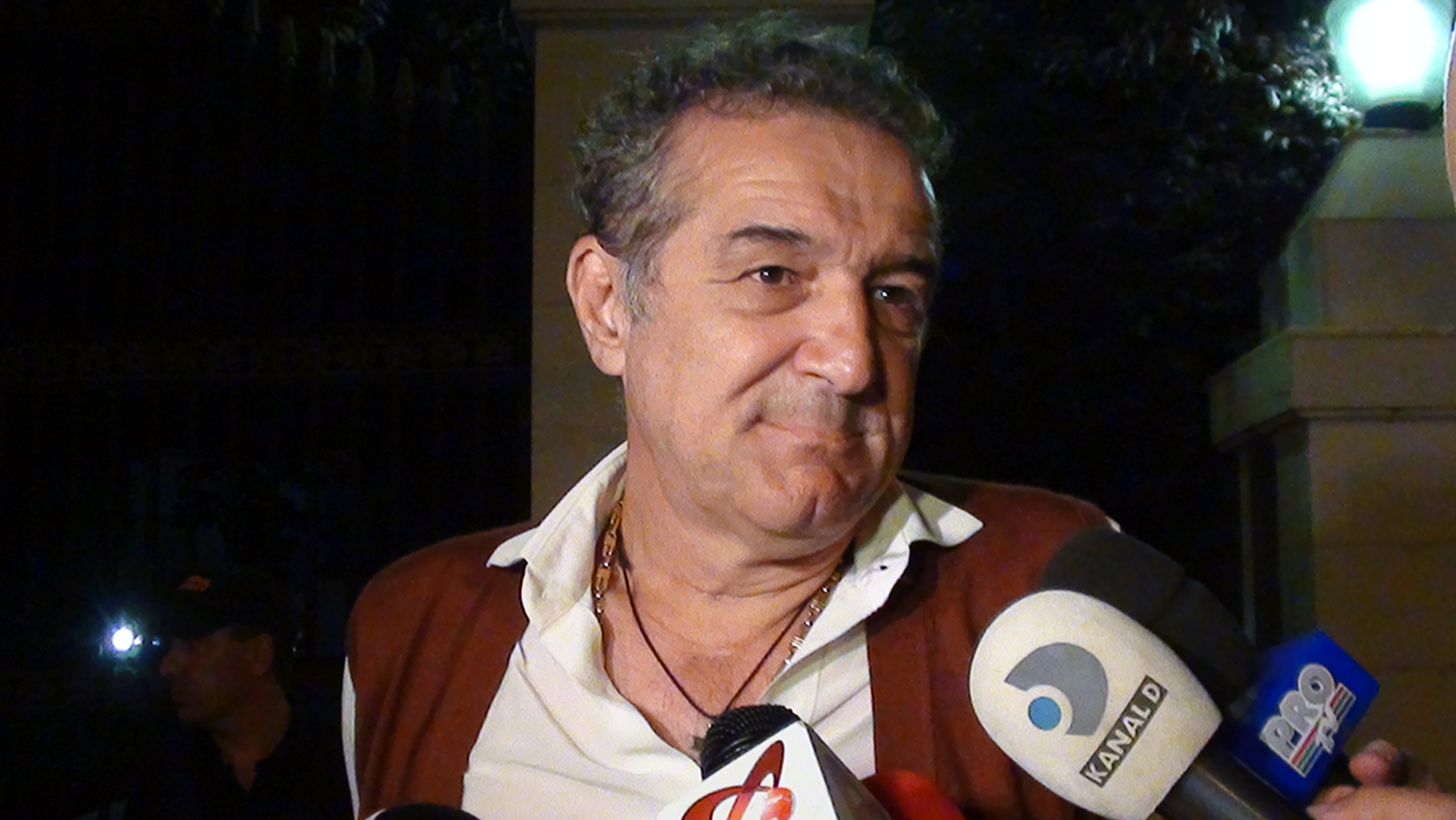 Gigi a fost oprit de politisti aproape de miezul noptii inainte sa se urce in avion