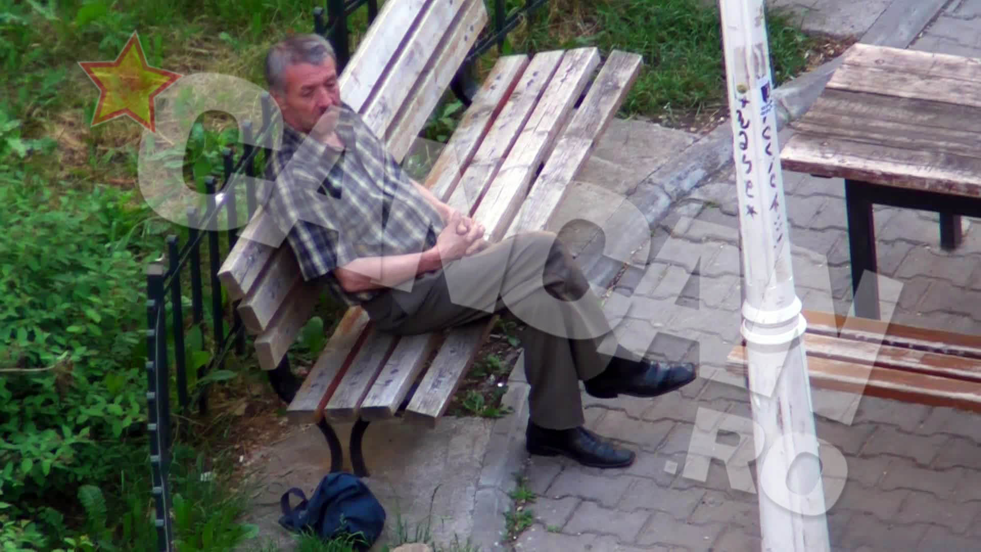 Aparent, nea Vasile e singur pe o banca. Retineti insa un amanunt din aceasta fotografie: sacosa!