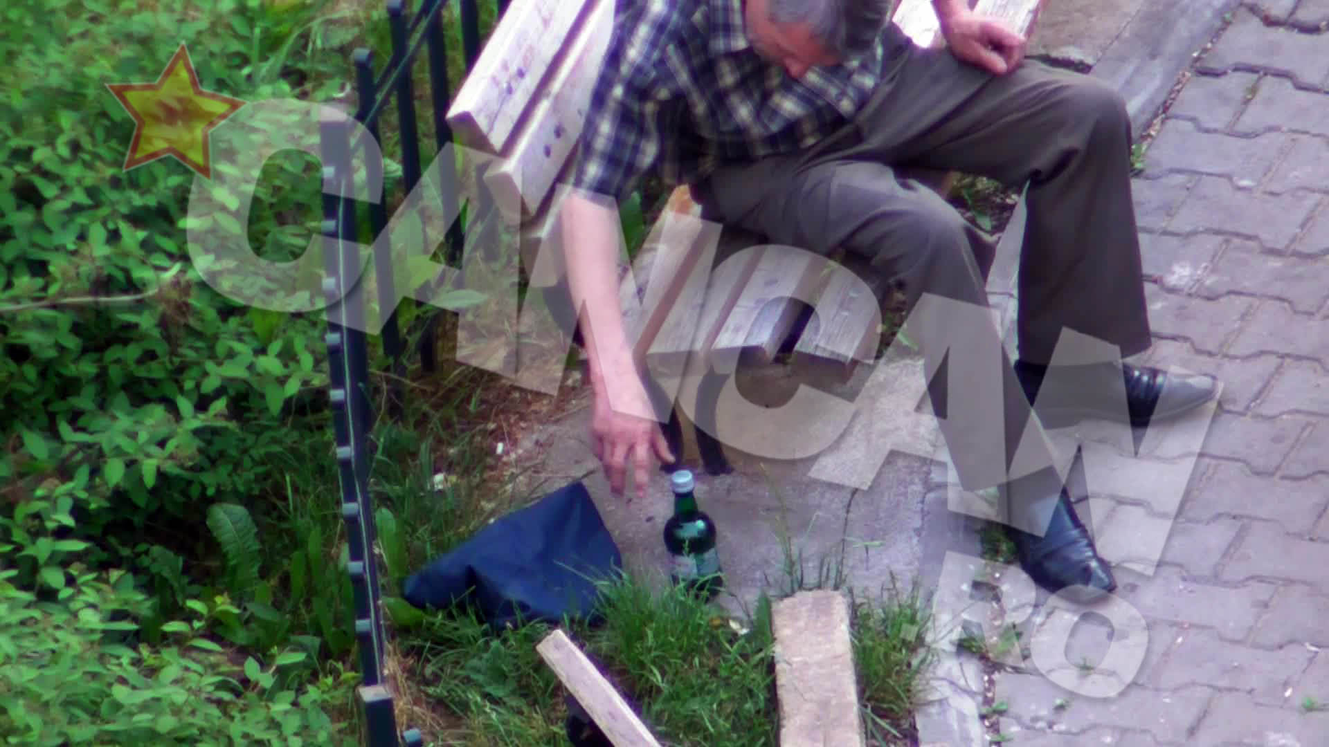 Convins ca nimeni nu e atent la el, lanseaza atacul: ridica sacosa si... surpriza!