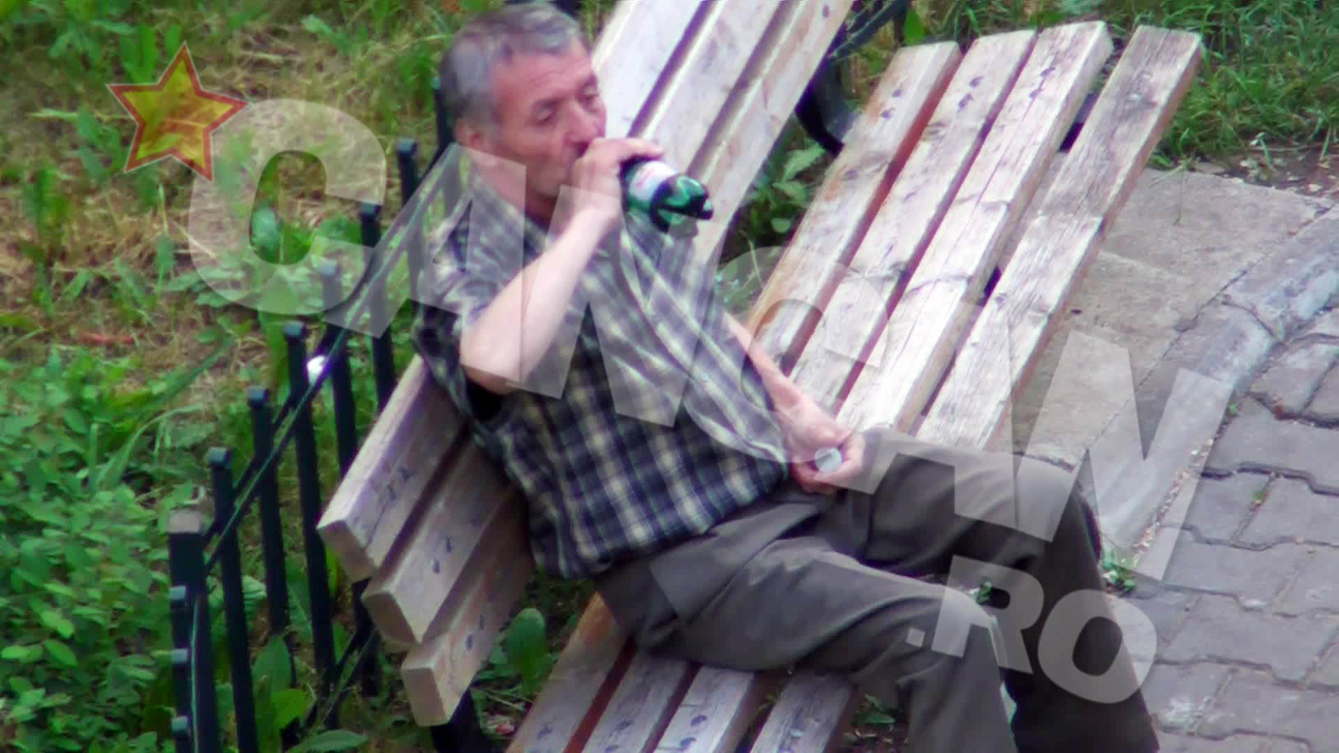 Nea Vasile ia cu pofta mai multe guri dintr-un bidon de bere