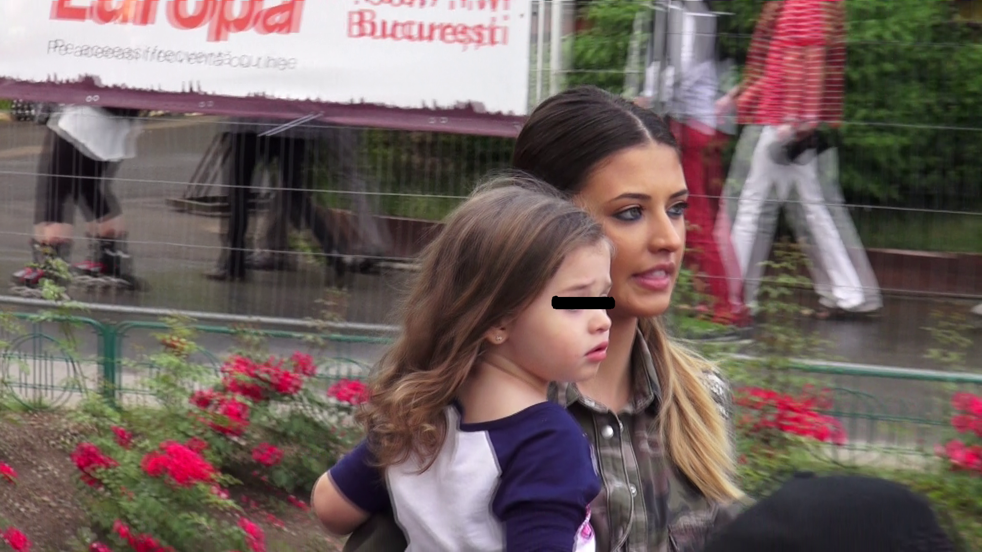 Artista a luat-o pe micuta la un eveniment