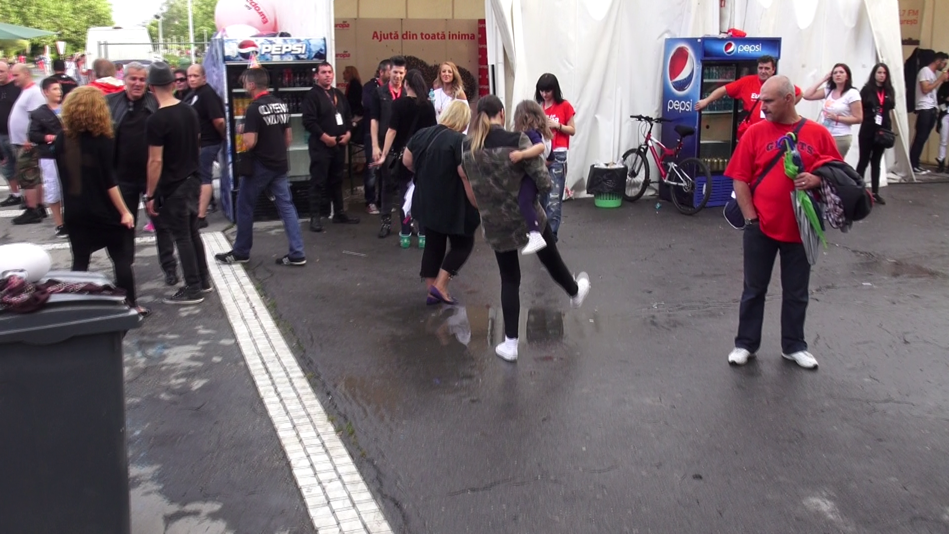 Antonia nu mai tine cont ca are tenesi albi si intra ci piciorul in baltoaca