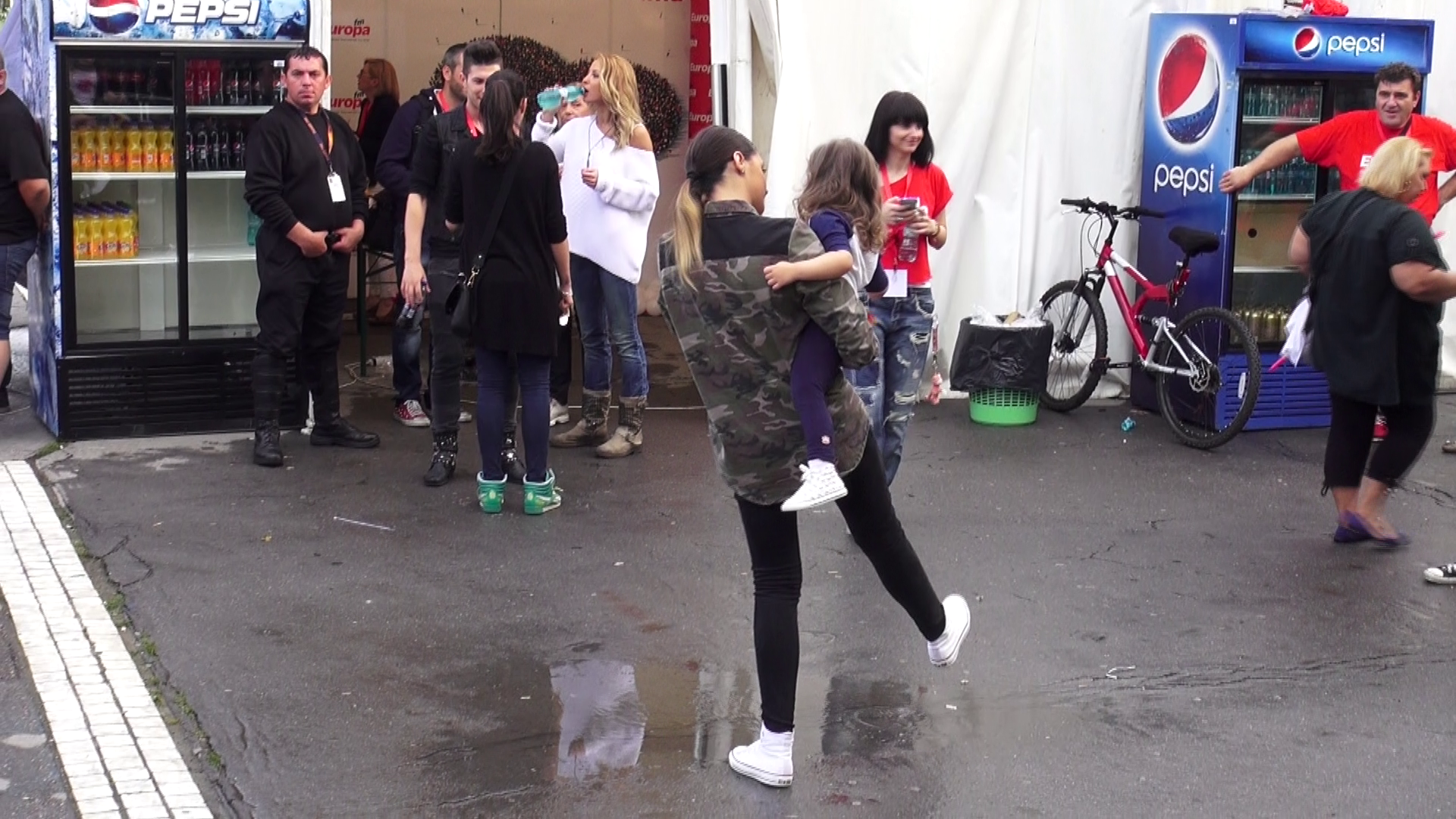 Micuta este foarte amuzata