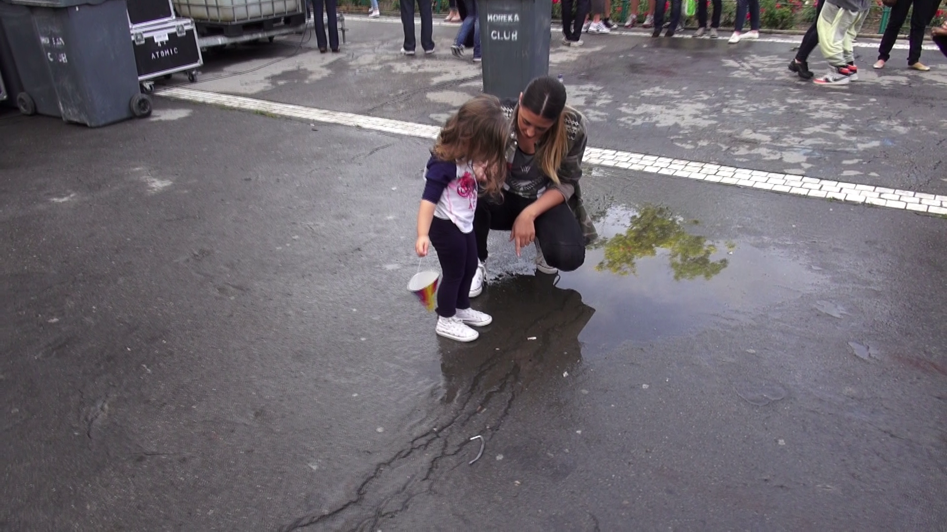 Dupa ce a vazut ca mama ei intra cu piciorul in apa, Maya a vrut sa testeze si ea