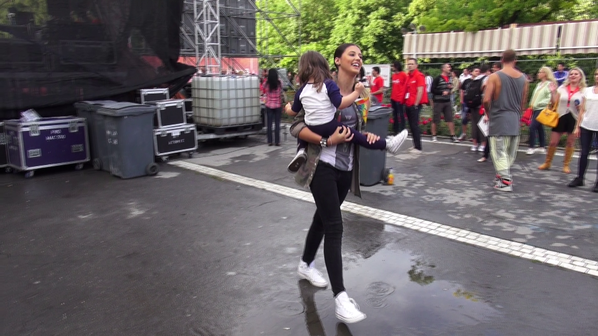 Fericite cele doua pleaca de la noul loc de joaca