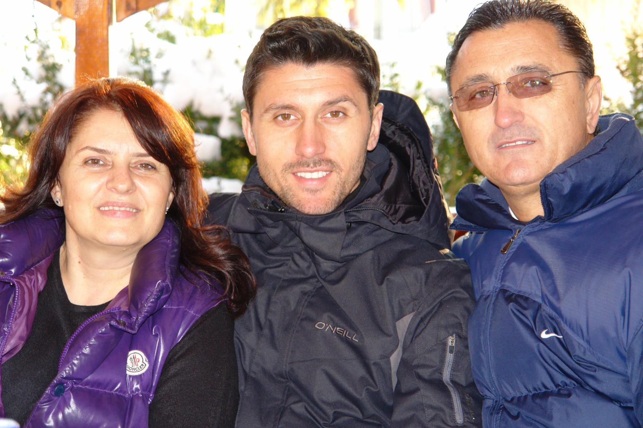 Fotbalistul Ciprian Marica alaturi de mama si tatal lui (Facebook)
