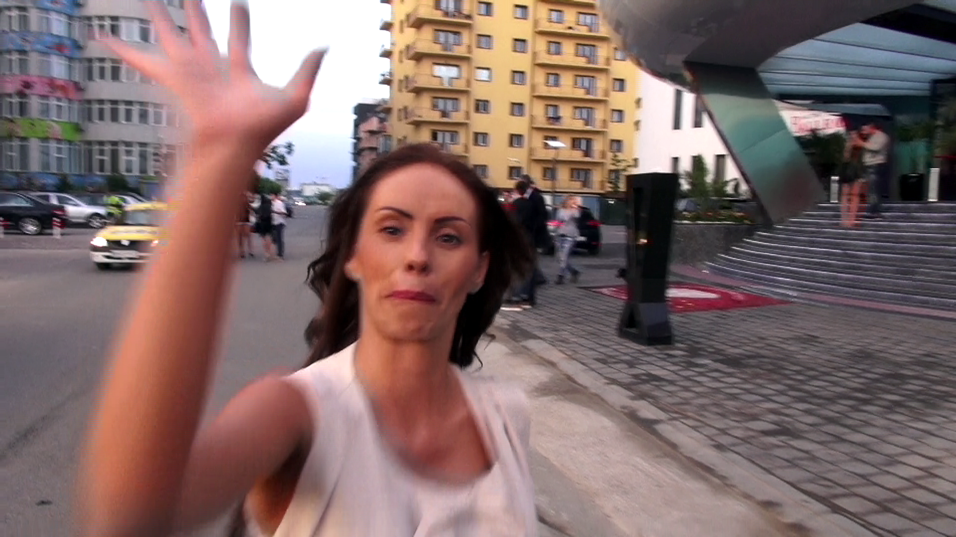 Flore a incercat sa-l loveasca pe operatorul luat in vizor