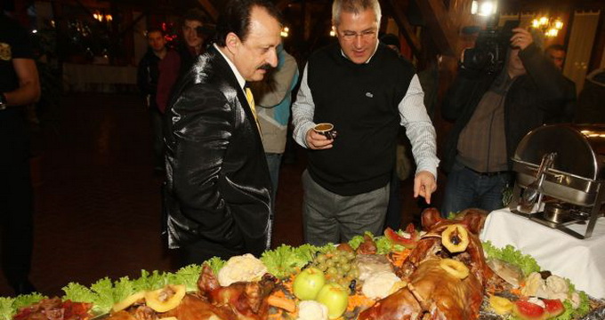 Nicolae Cristecu si Nae Manea sunt prieteni la catarama