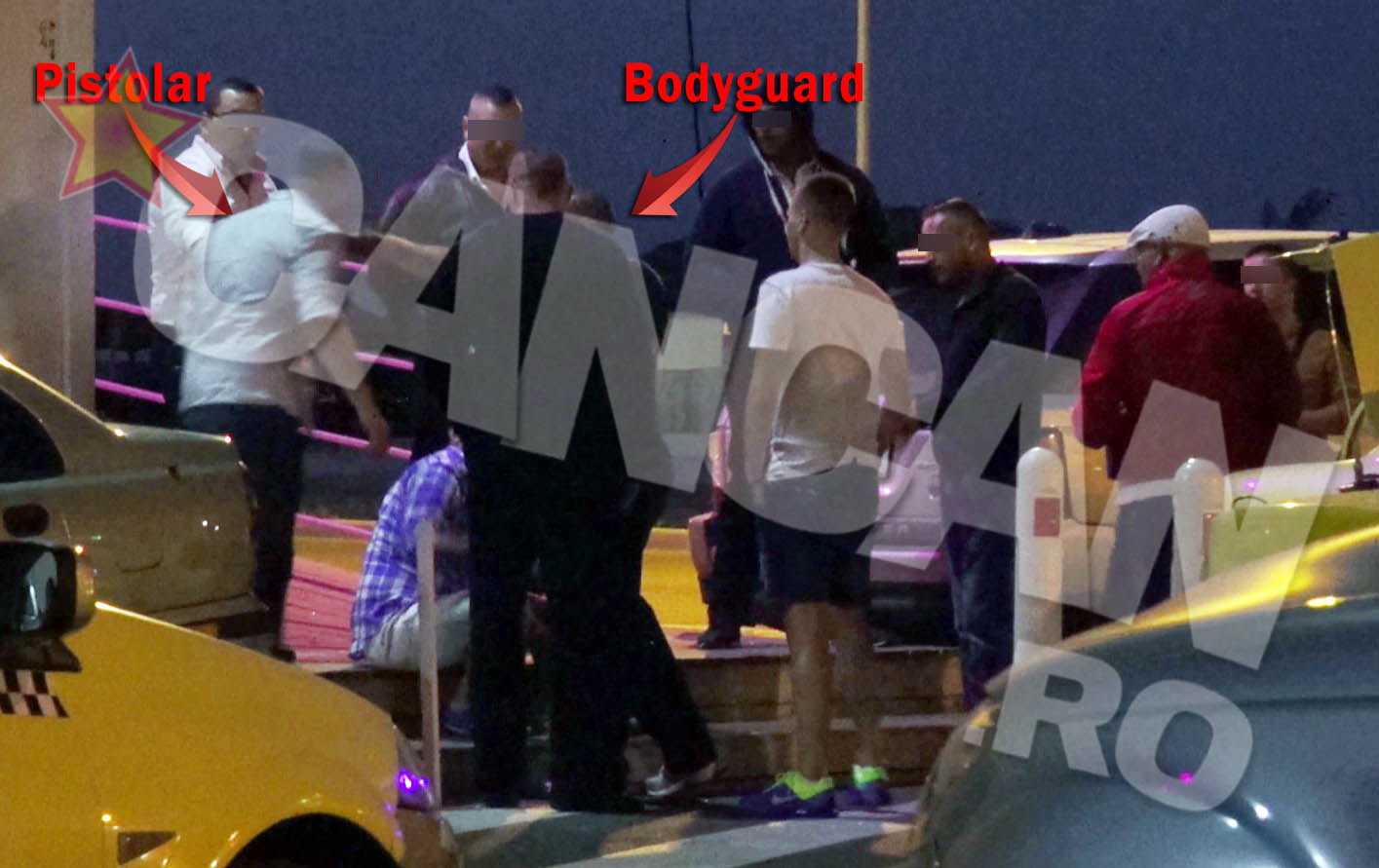 Unul dintre bodugyarzi il indeparteaza de langa dusmanul sau