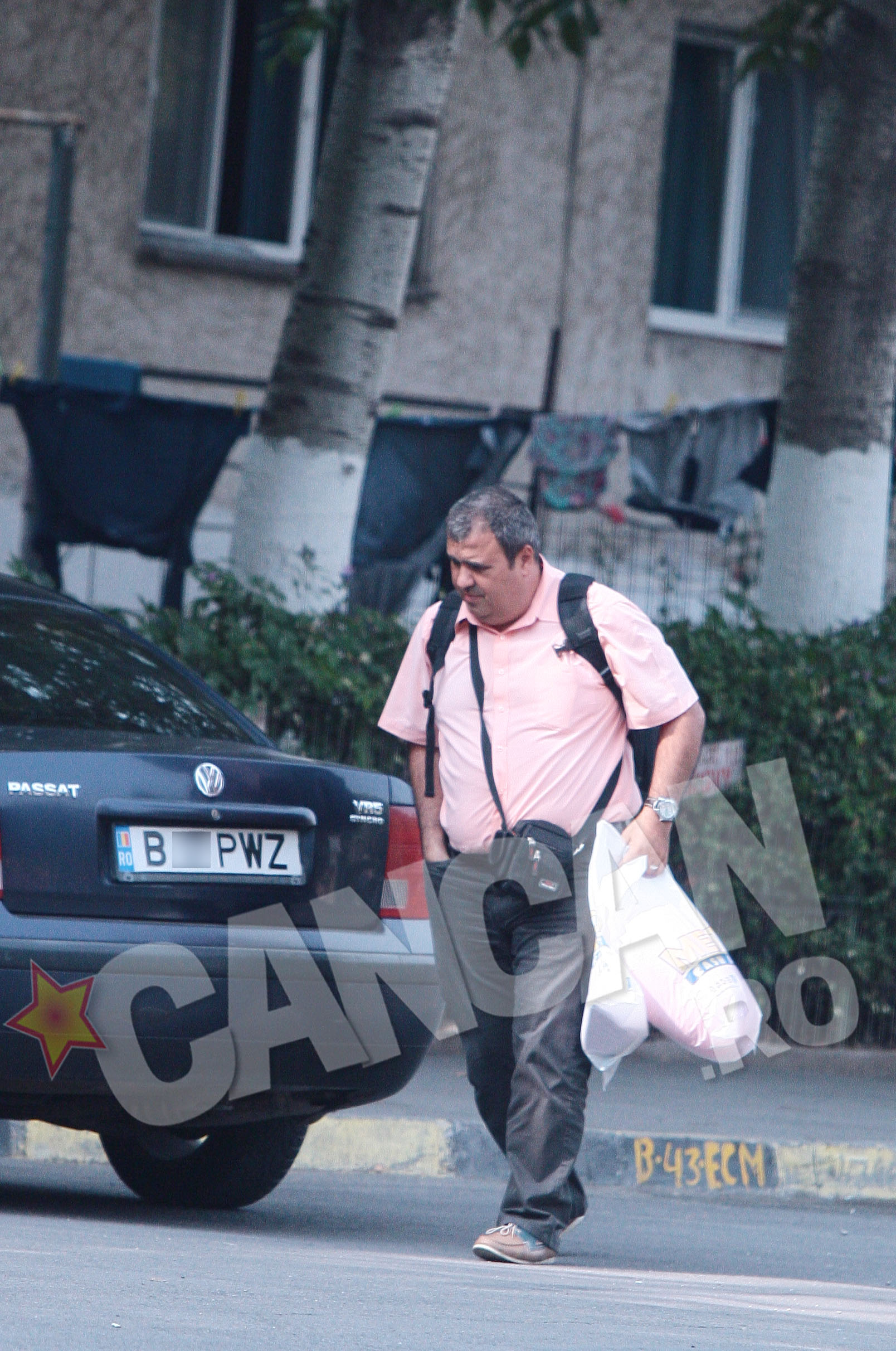 Ajutat in demersul sau de sofer, Stroe vrea cu tot dinadinsul sa ia toate lucrurile deodata