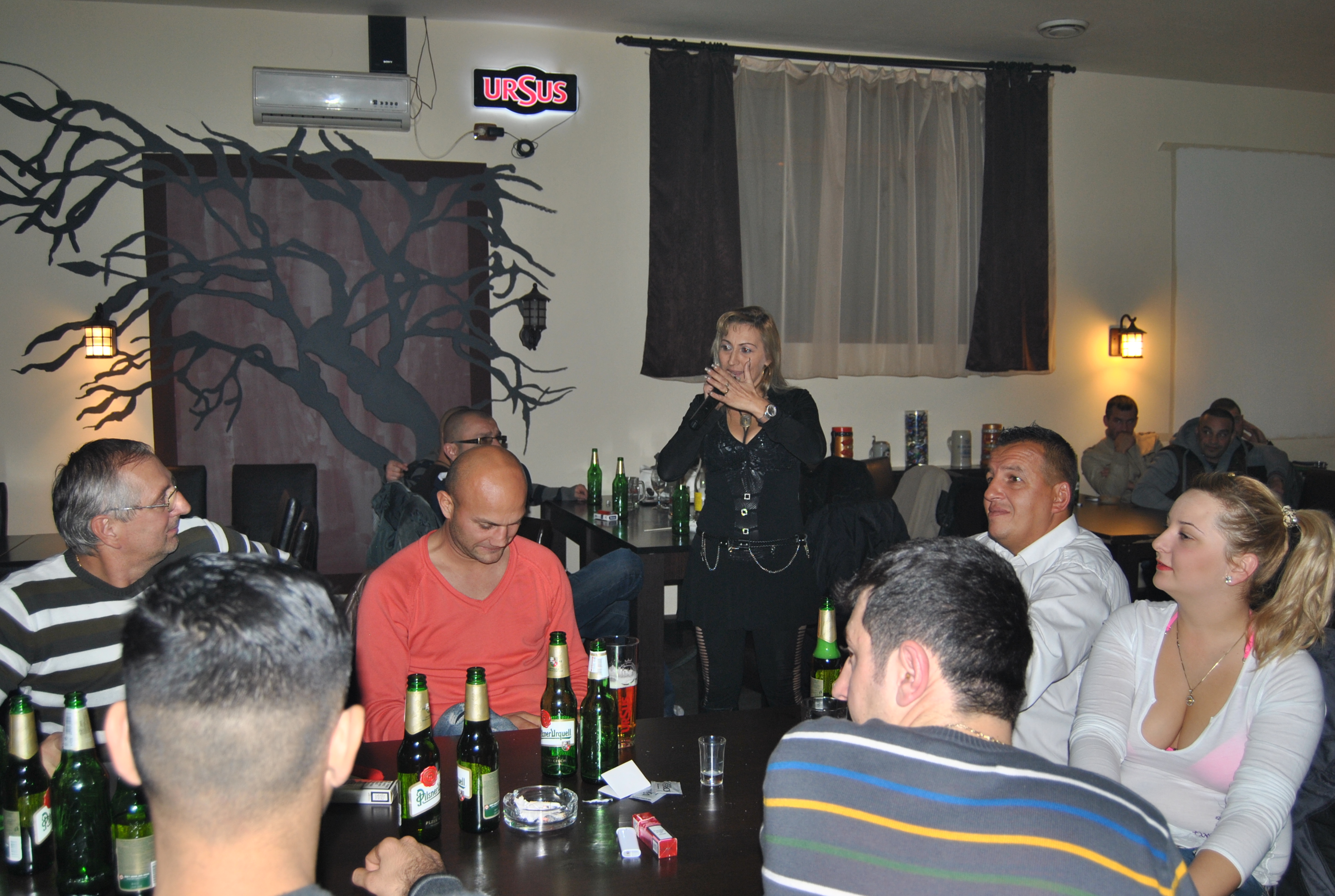 Mama lui Fernando canta in Birtul lu' Puiut din Caransebes si castiga ceva doar daca clientii fac dedicatii