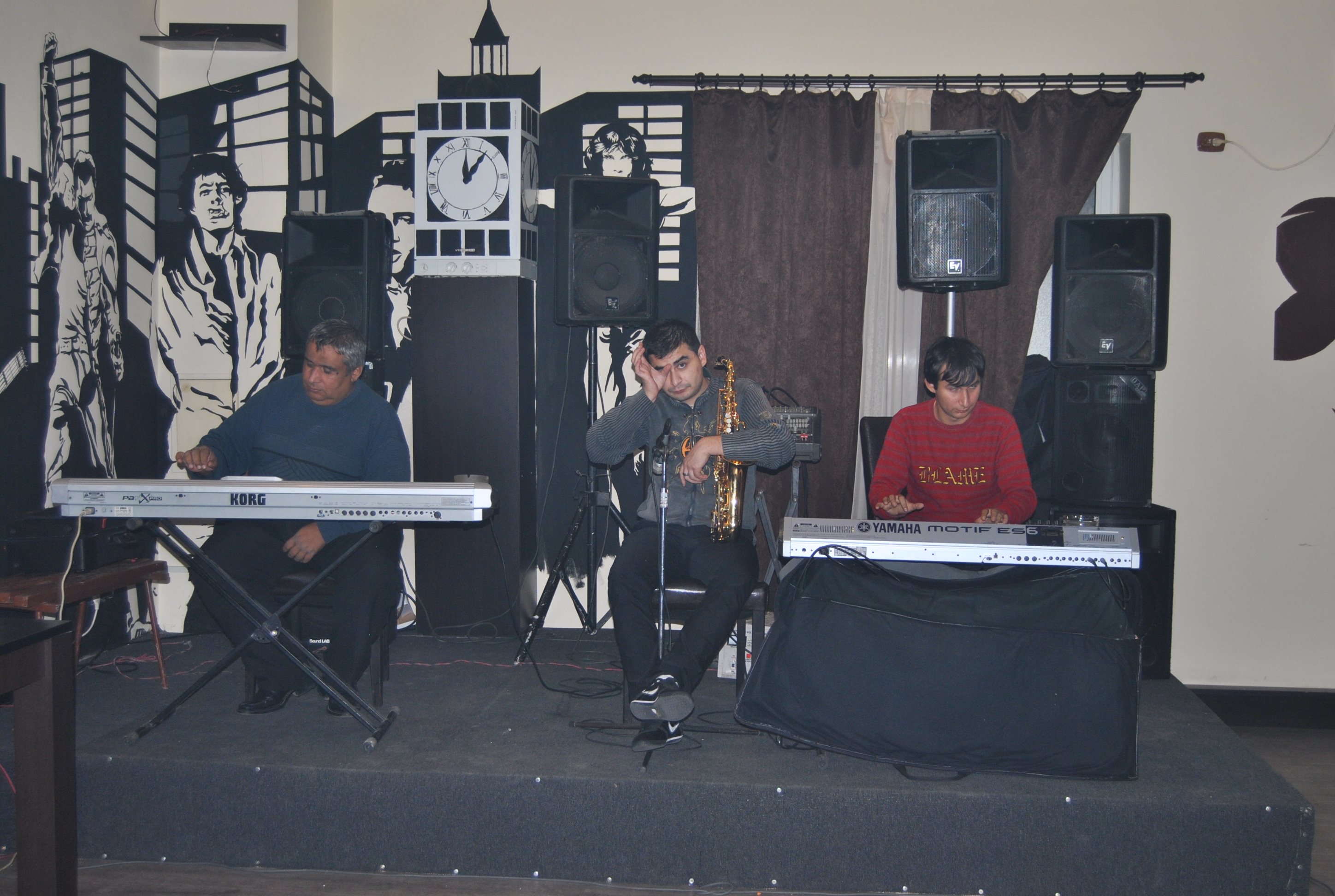 Fernando o acompaniaza pe mama lui, la orga