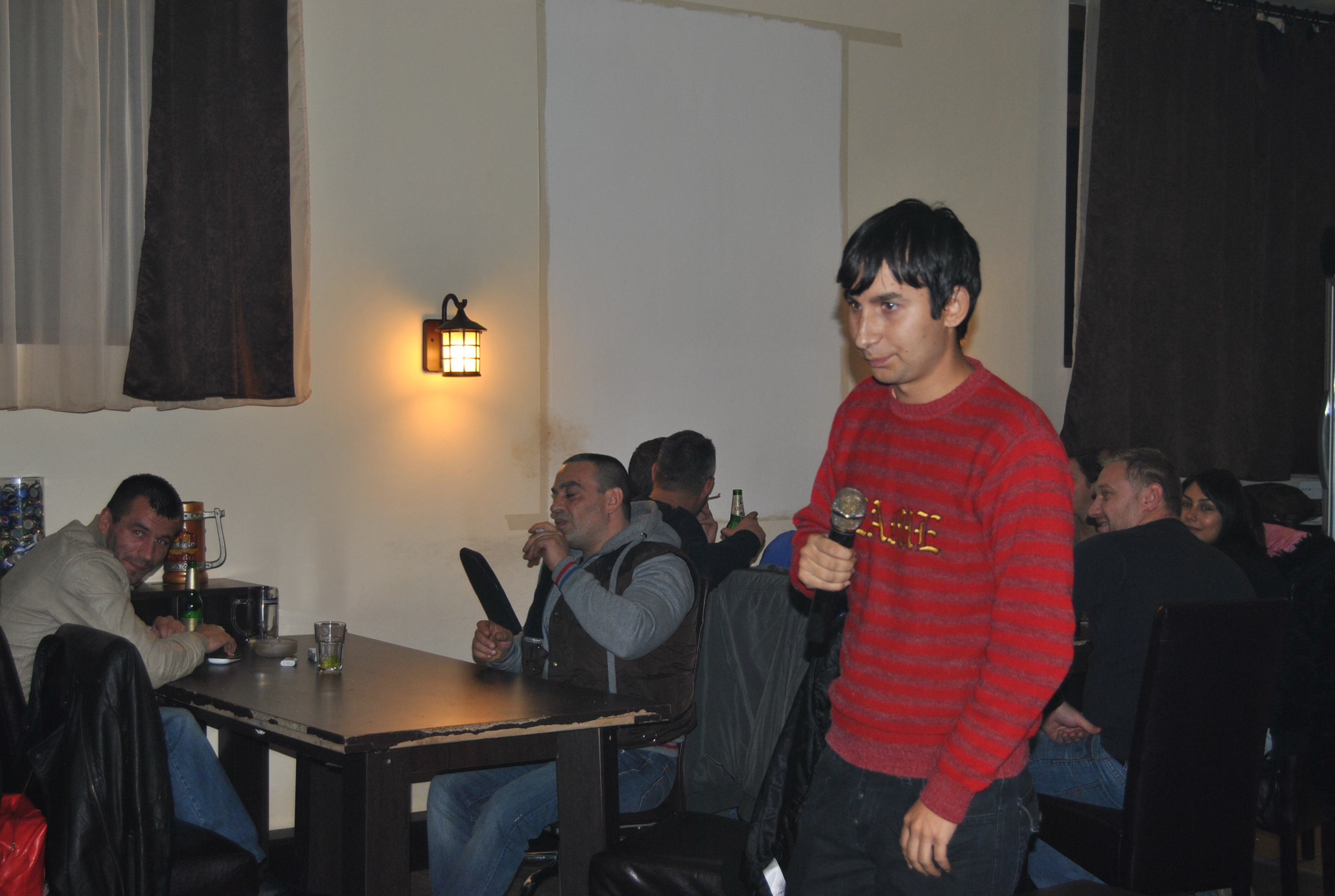 Din cand in cand, Fernando preia microfonul si canta si el in birt