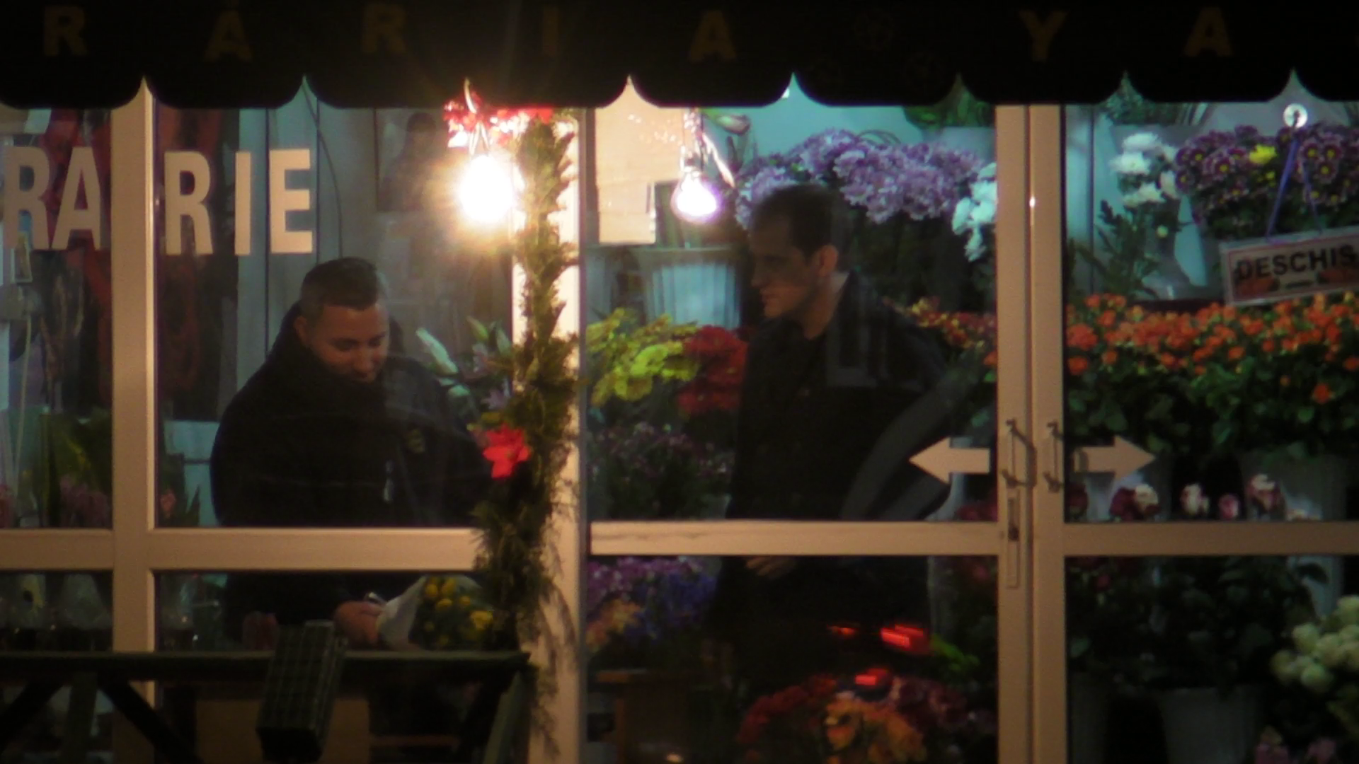 Huidu a comandat lalele galbene, multe lalele galbene, pe care florarul i le-a ambalat in hartie subtire