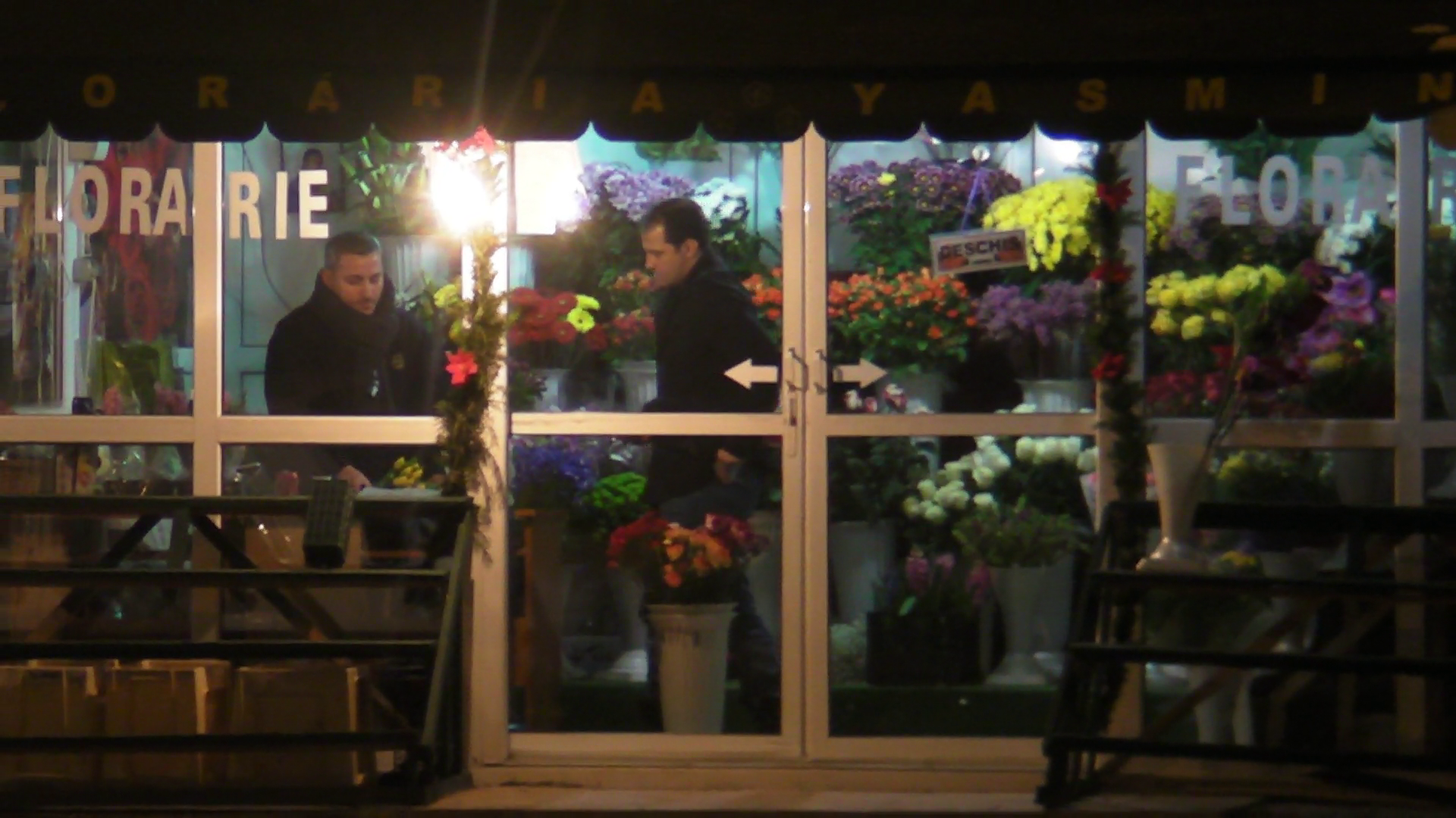 Serban Huidu a intrat intr-o florarie, probabil, cu gandul de a-si face o bucurie