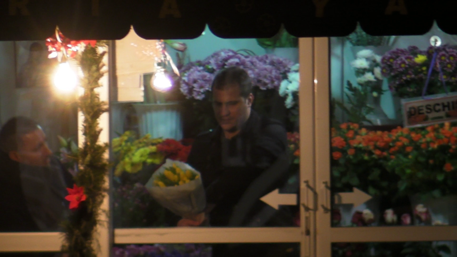 Buchetul parea sa-l bucure pe fostul