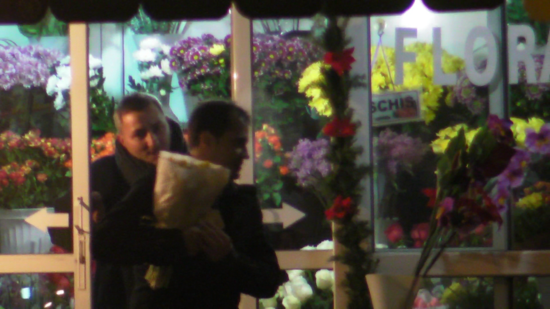 Huidu a parasit floraria cu un zambet discret in coltul gurii, in timp ce florarul il conducea spre iesire