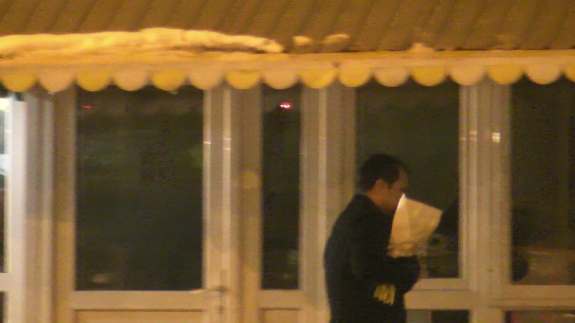 Cu lalelele in brate, fostul realizator TV si-a vazut de drum