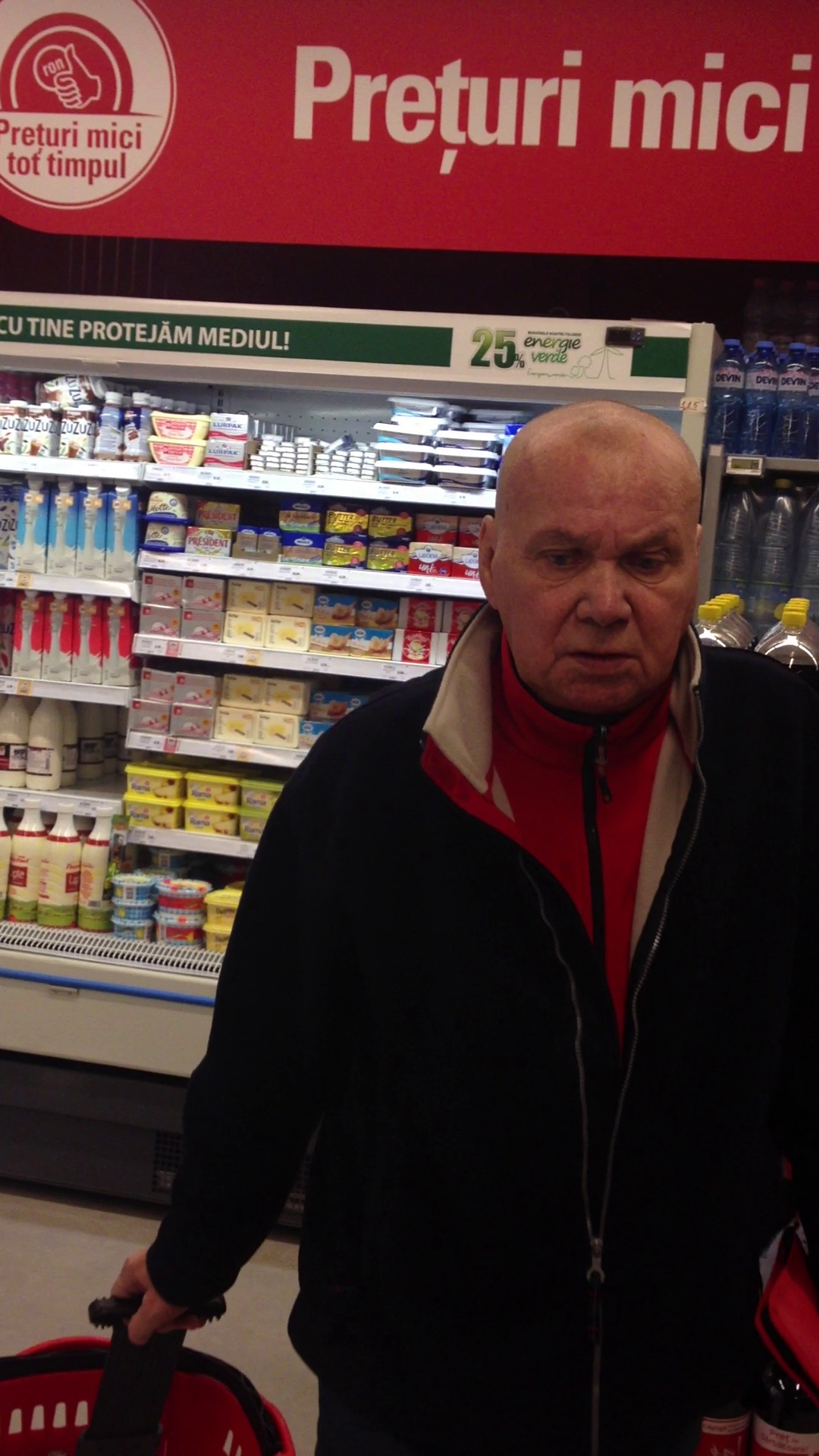 Coregraful este tras la fata si greoi in miscari