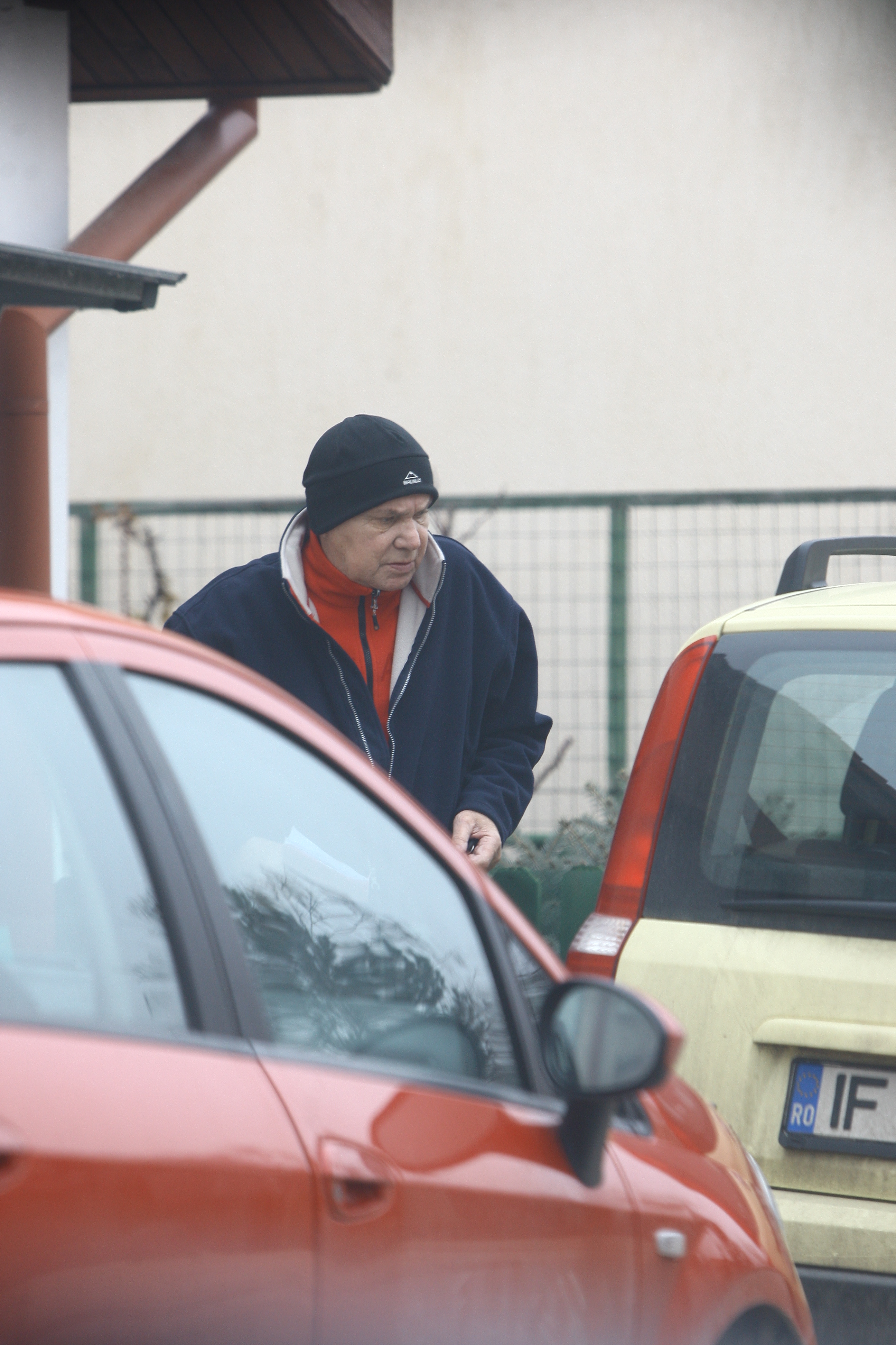 La plecarea din magazinul in care tocmai isi facuse cumparaturile, Patrichi si-a tras un fes gros peste capul chel