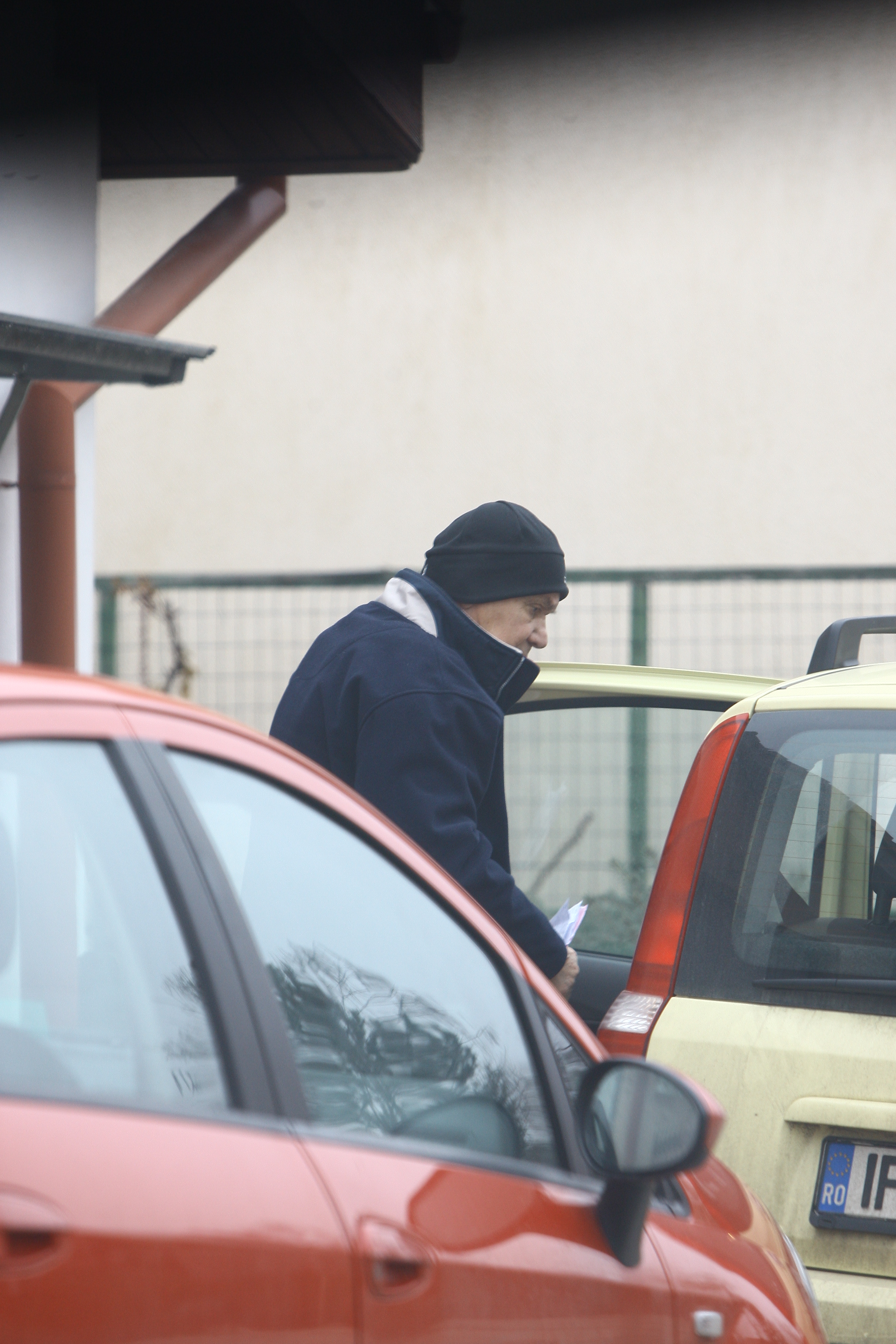 A bagat cumparaturile in masina si a plecat catre casa