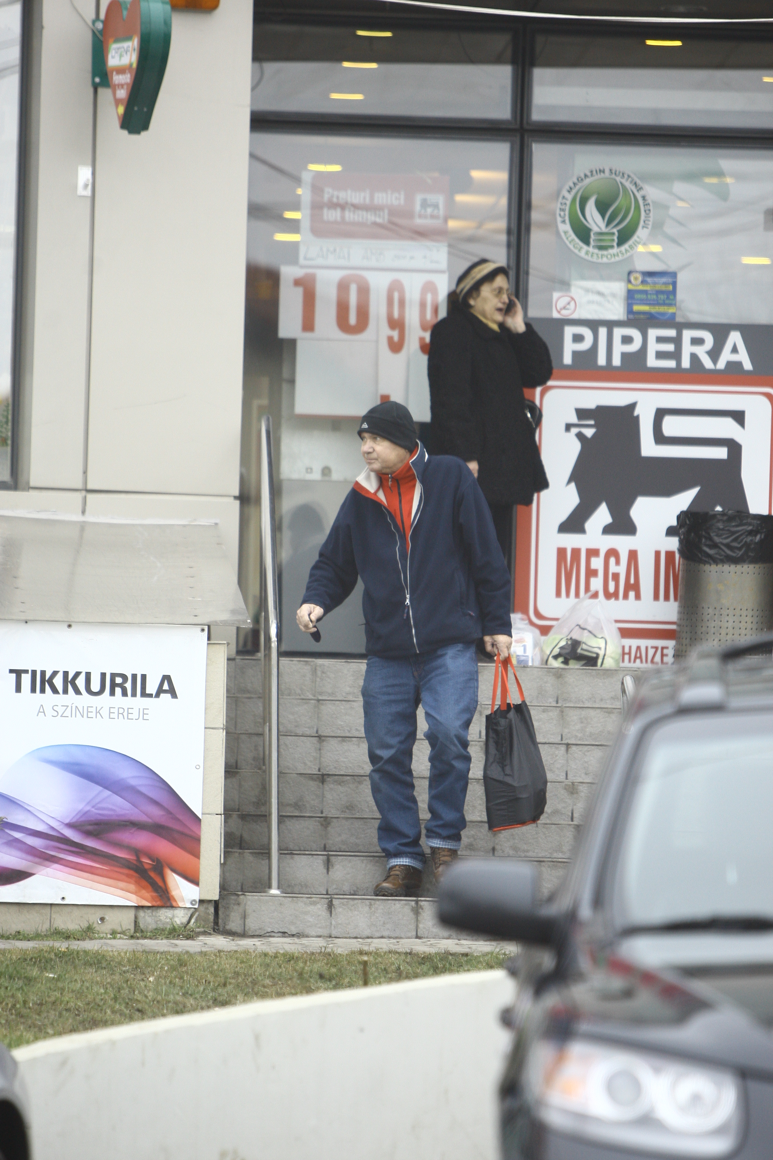 Coregraful a parasit magazinul tragand greu de plasa incarcata