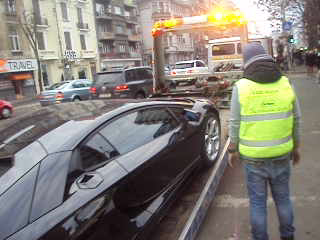 Aventador-ul este urcat pe platforma