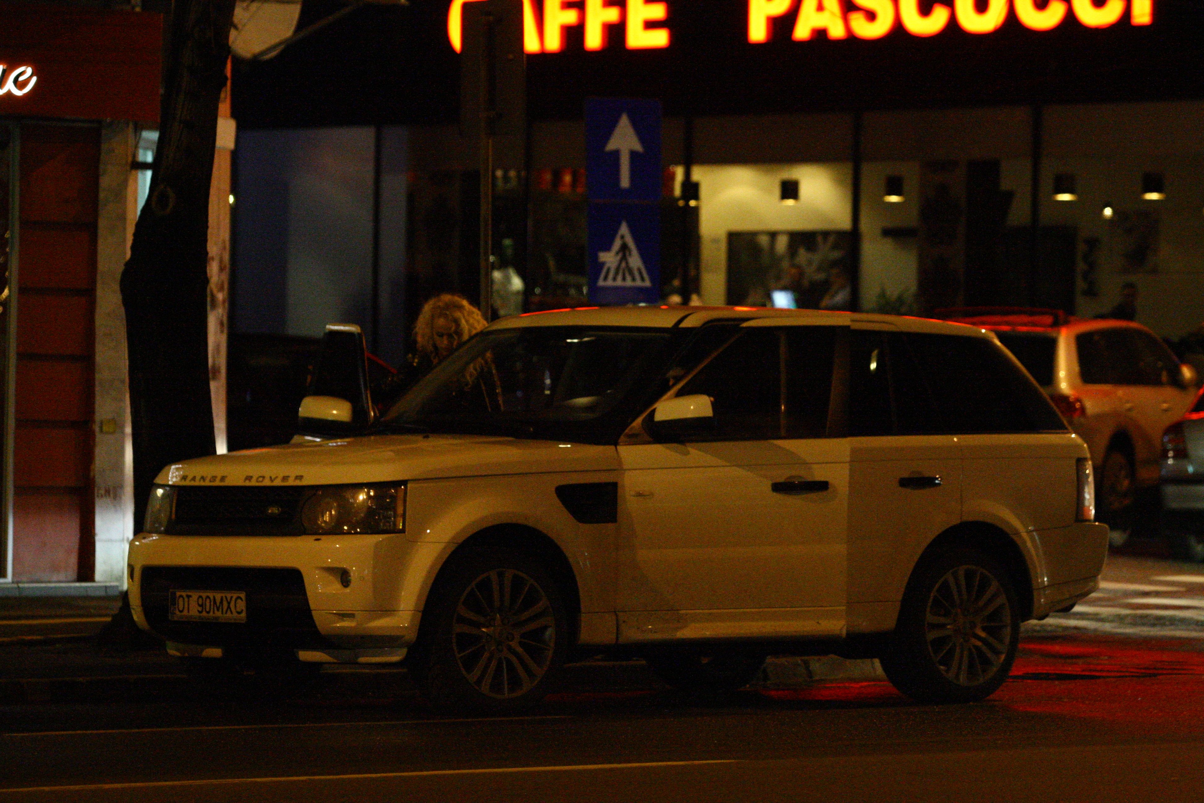 Dupa miezul notpii, Anda si Radut au plecat impreuna spre un club, solista mergand cu masina fotbalistului