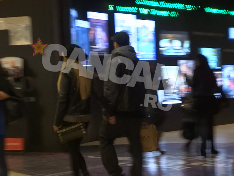 Ea e femeia care i-a îmblânzit inima lui Ombladon! Uite ce frumos se ţin de mână, la mall! Le stă bine împreună?