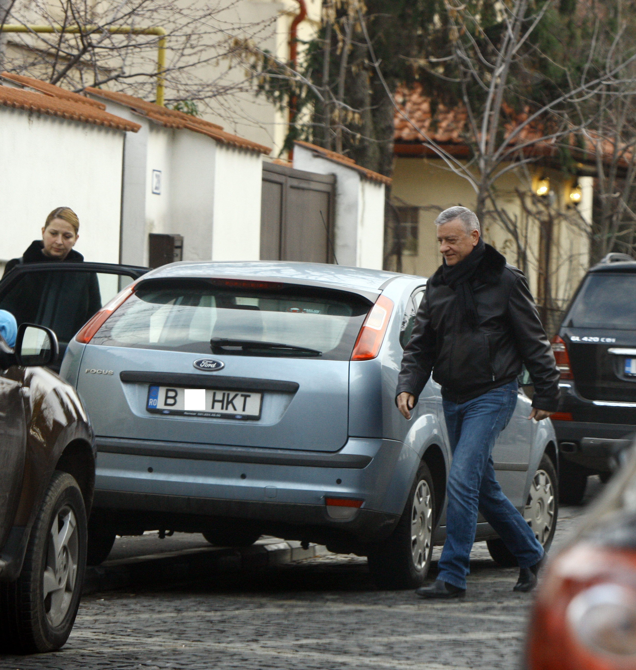Mircea Sandu se grabeste sa-si ia nepoata de la gradinita