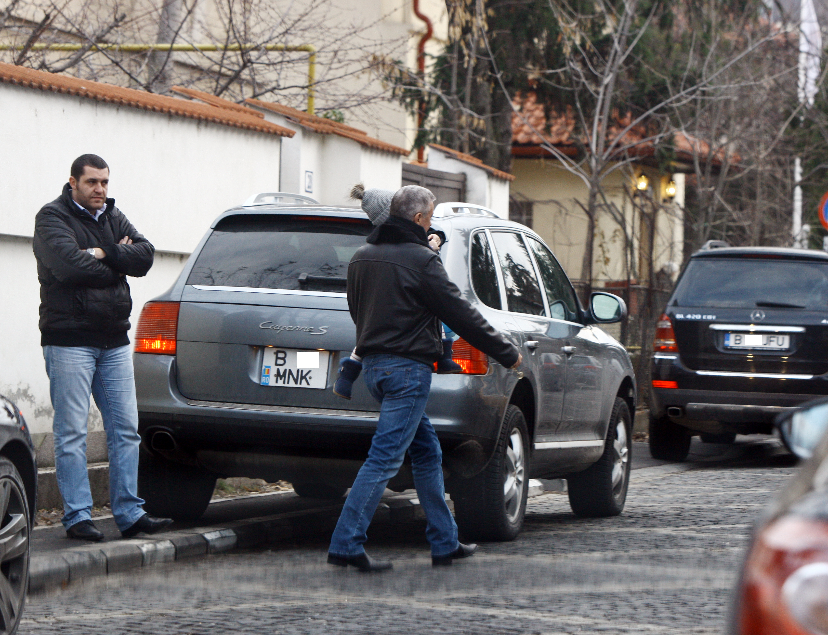 Cei doi se grabesc spre masina pentru a ajunge acasa cat mai repede