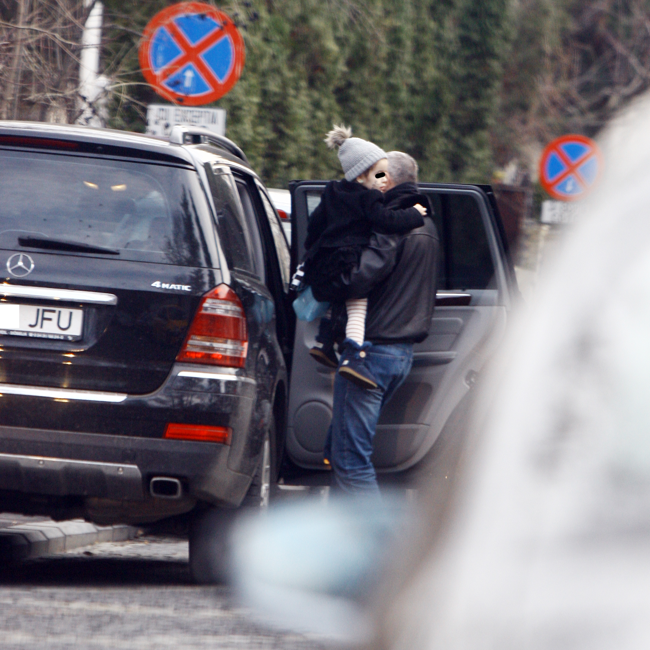 Simona este extrem de atasata de bunicul ei