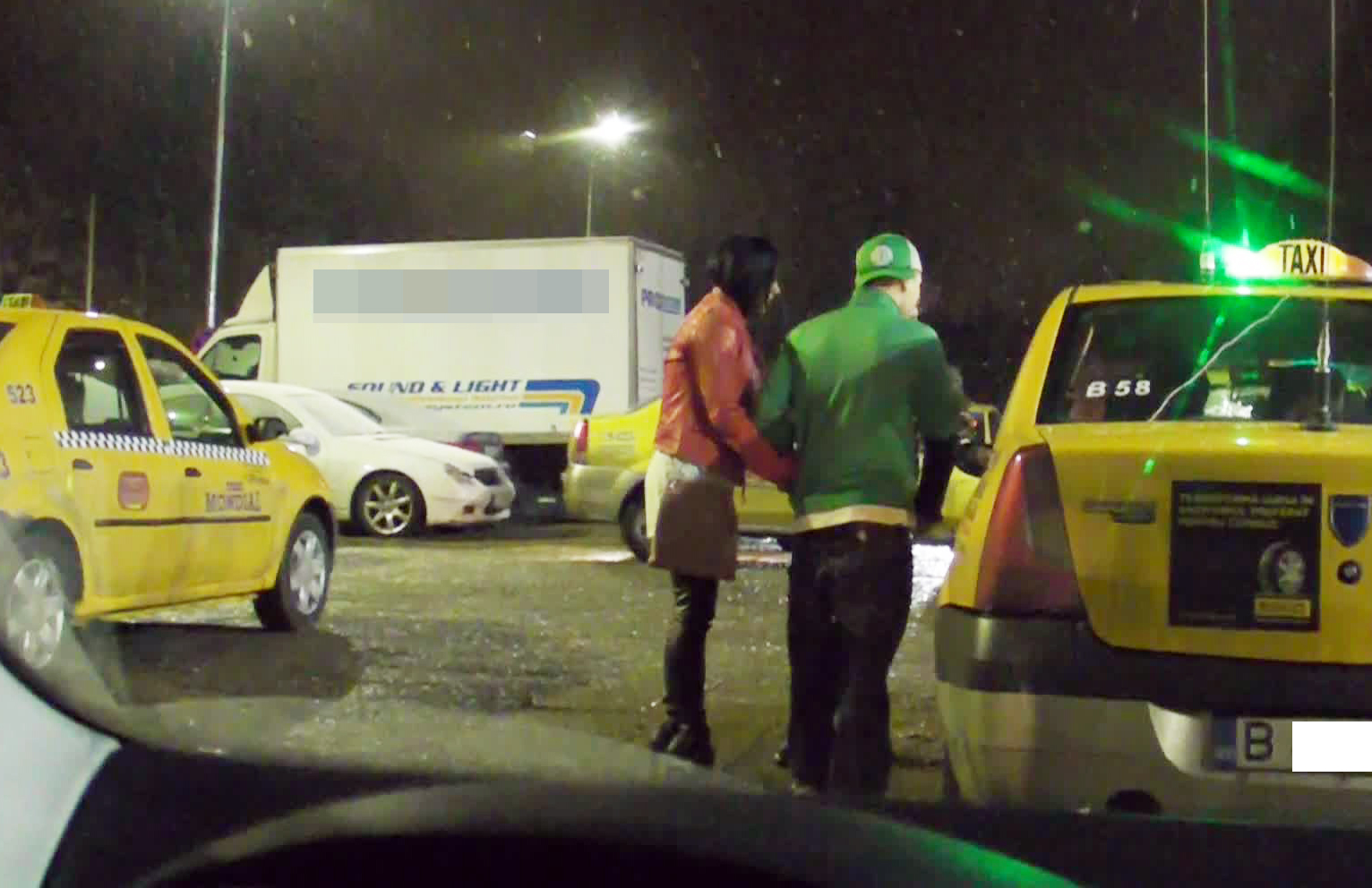 Puya incearca sa-l convinga pe taximetrist sa il duca acasa