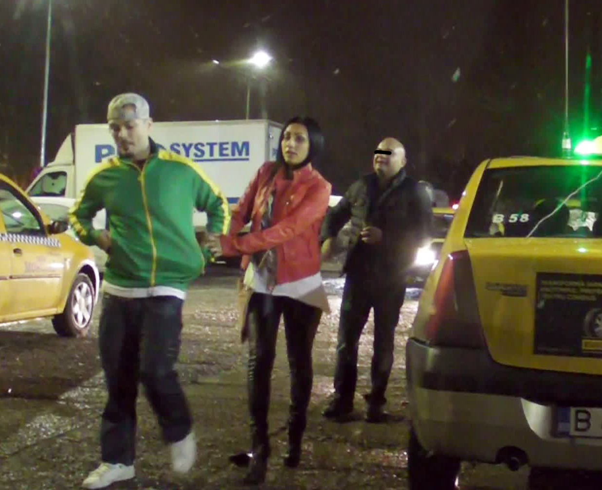 Cei doi au fost nevoiti sa caute alt taxi