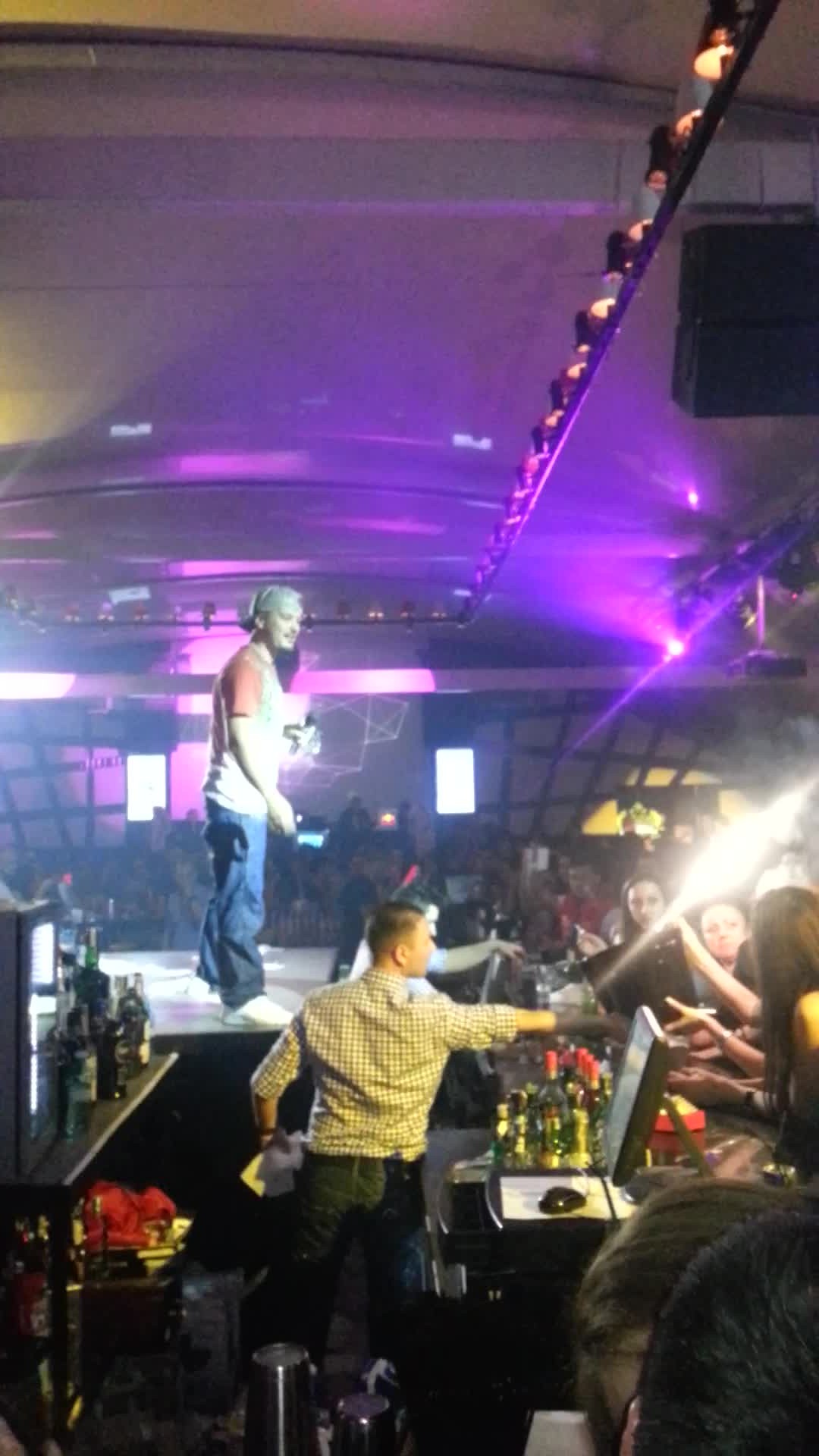 Puya a cantat intr-un club din Bucuresti