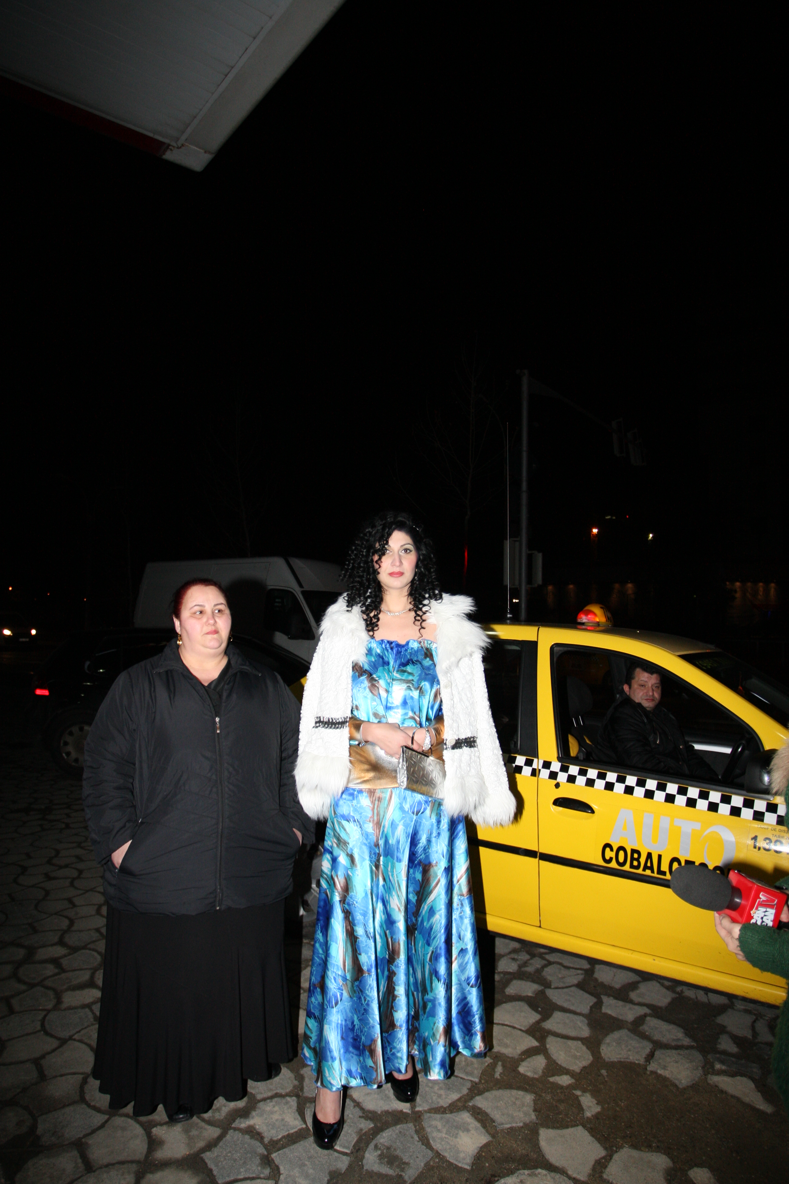 Loredana s-a aranjat, si-a luat o rochie eleganta pe ea si a venit la restaurantul in care sora ei petrecea alaturi de invitati