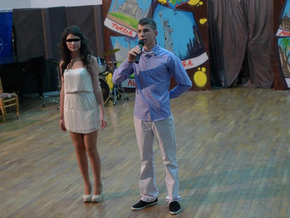 Alex alaturi de partenera sa de la Balul Bobocilor. Sursa: Facebook