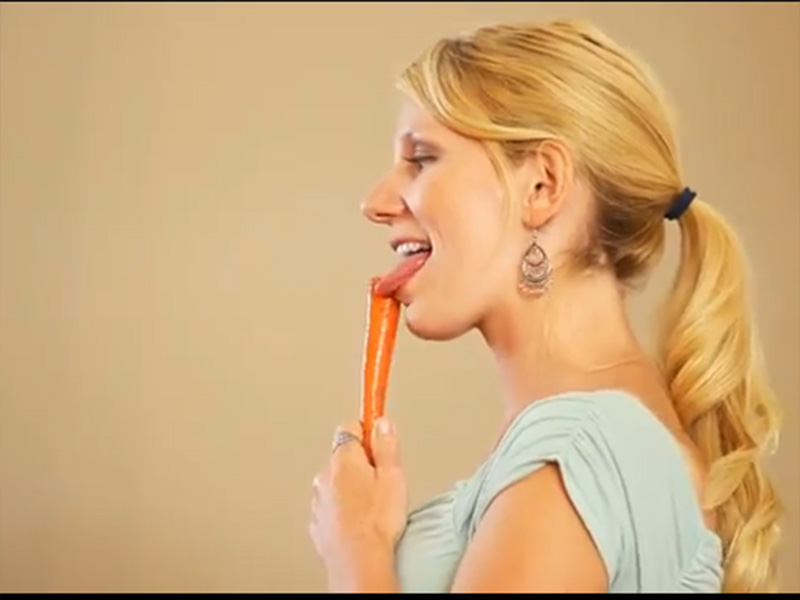 Cabral şi fetişurile sale bizare! Vedeta se uită la clipuri cu femei care fac felaţie unor morcovi! Află de ce face asta vedeta